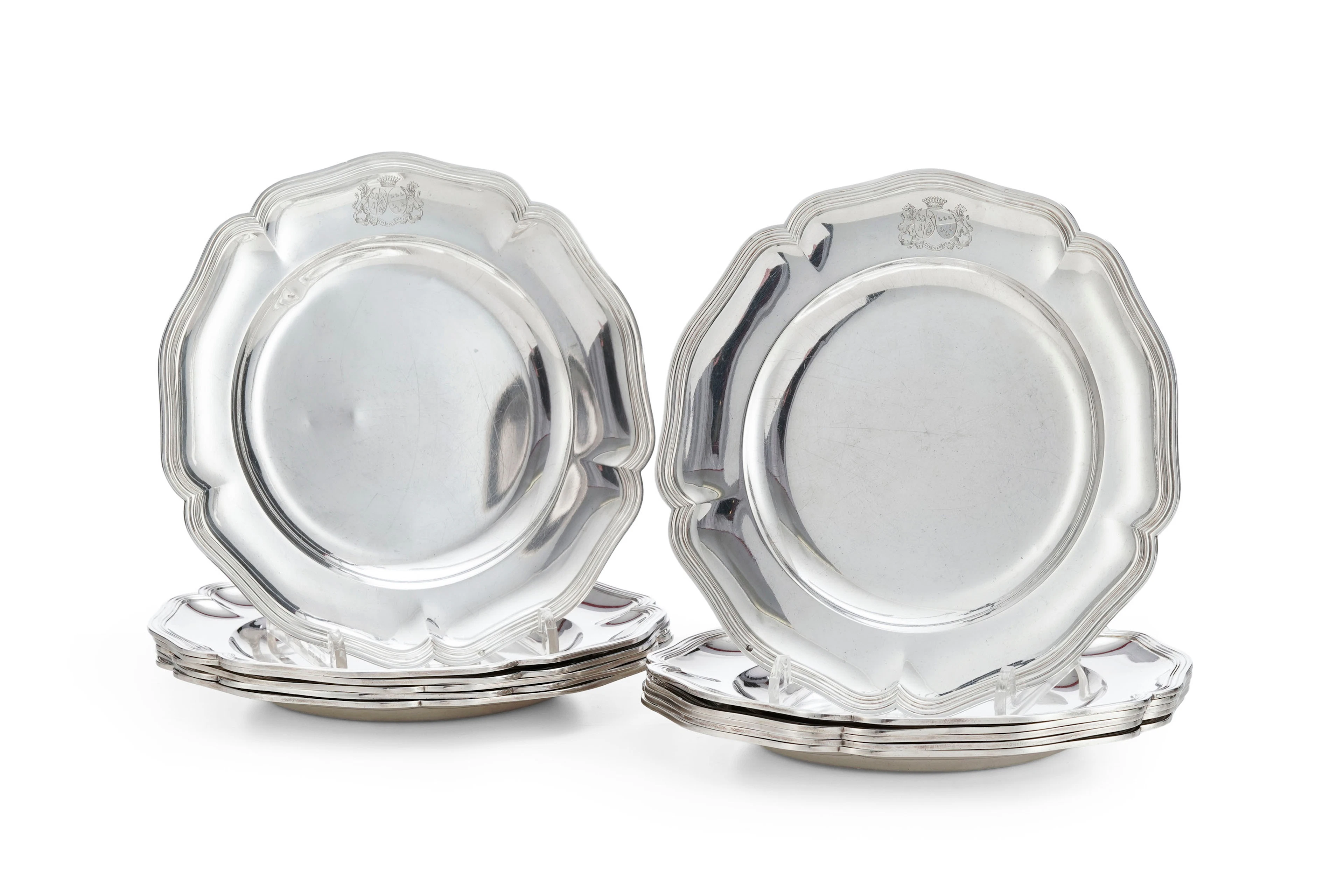 Suite de 12 assiettes festonnées en argent Minerve 1er titre, par