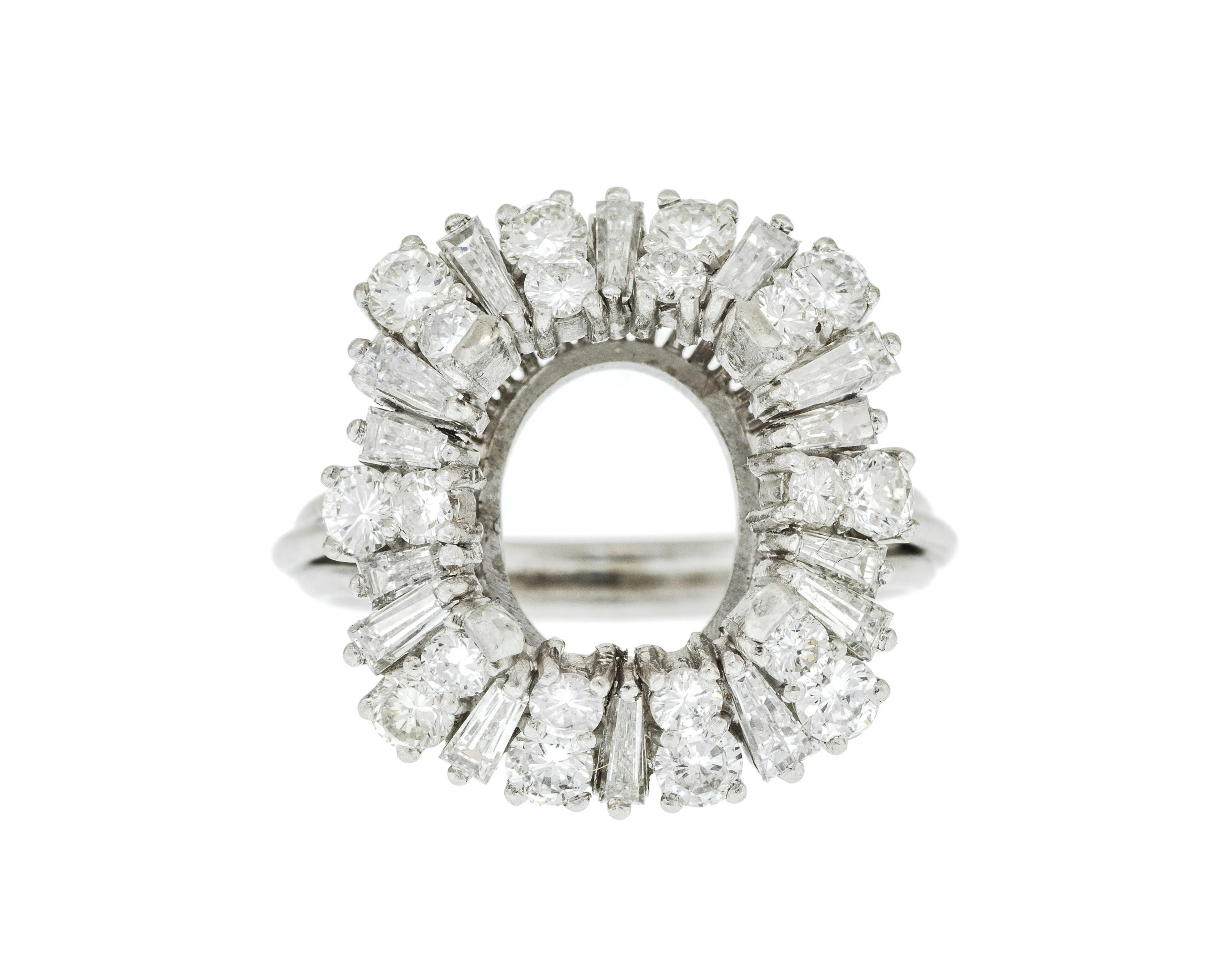 Monture de bague en platine sertie de diamants taille trapèze et brillant
