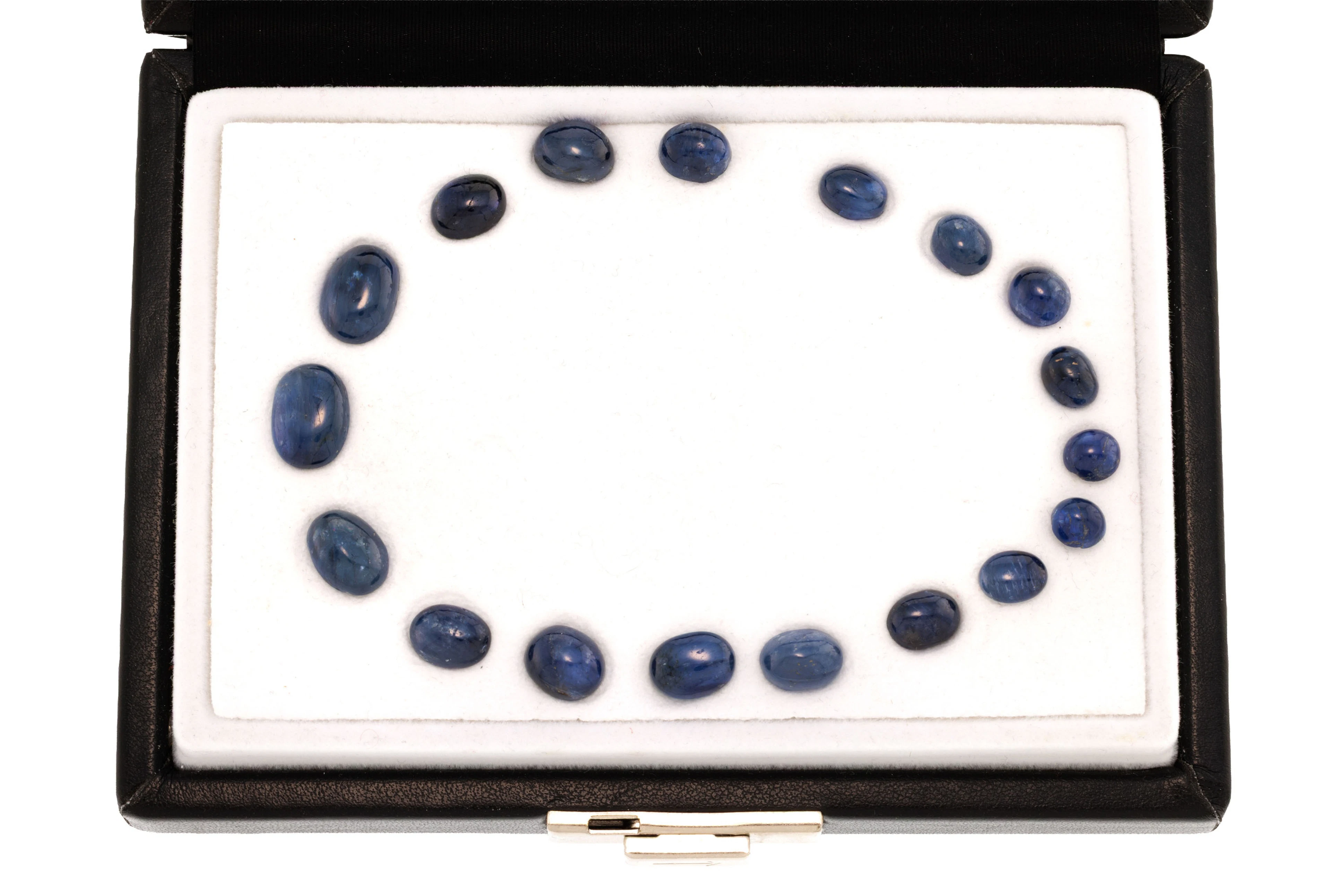 Lot de 18 cabochons de saphir pour un total de plus de 80 carats