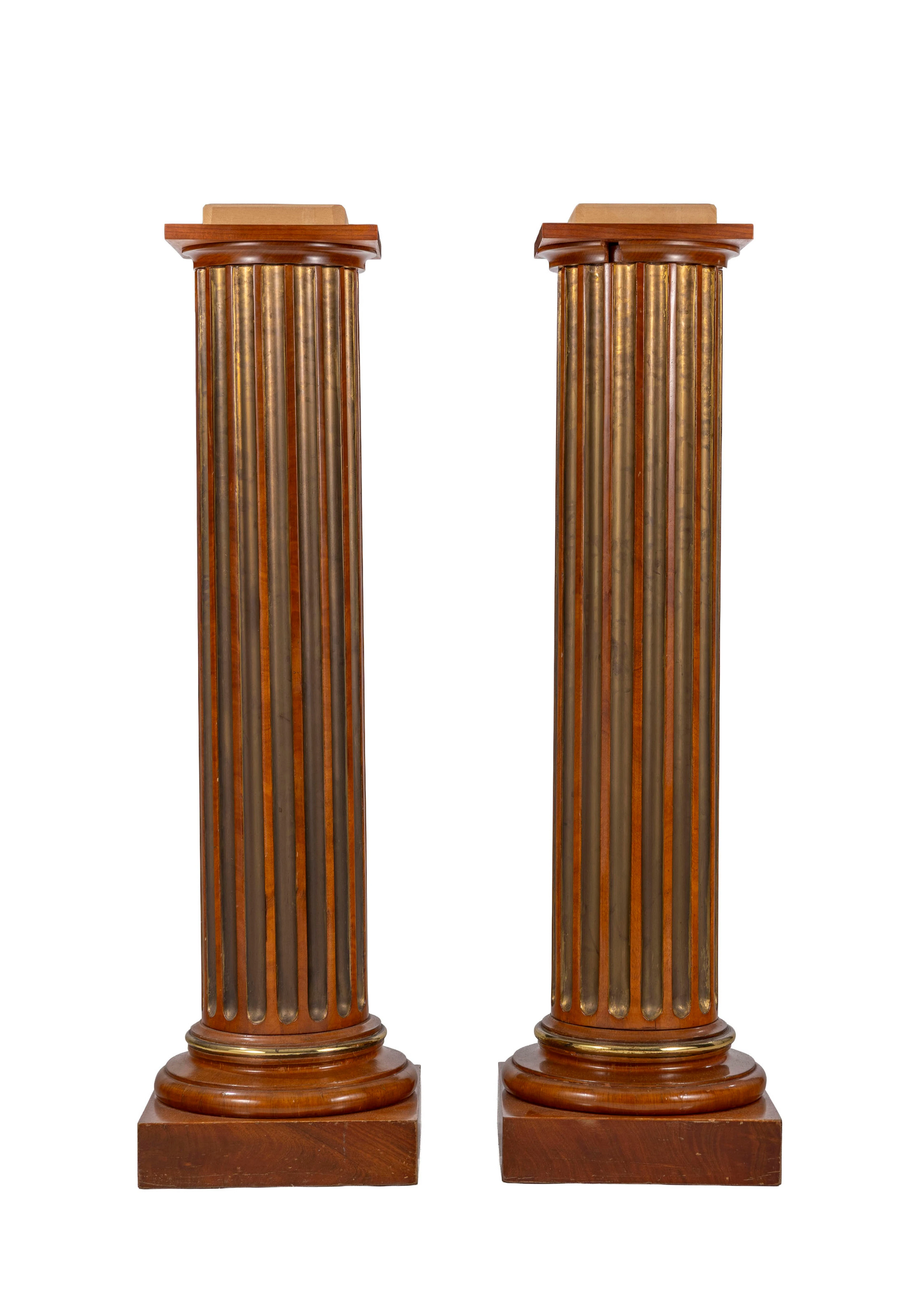 Paire de sellettes de style Louis XVI, XXe s., en acajou et laiton