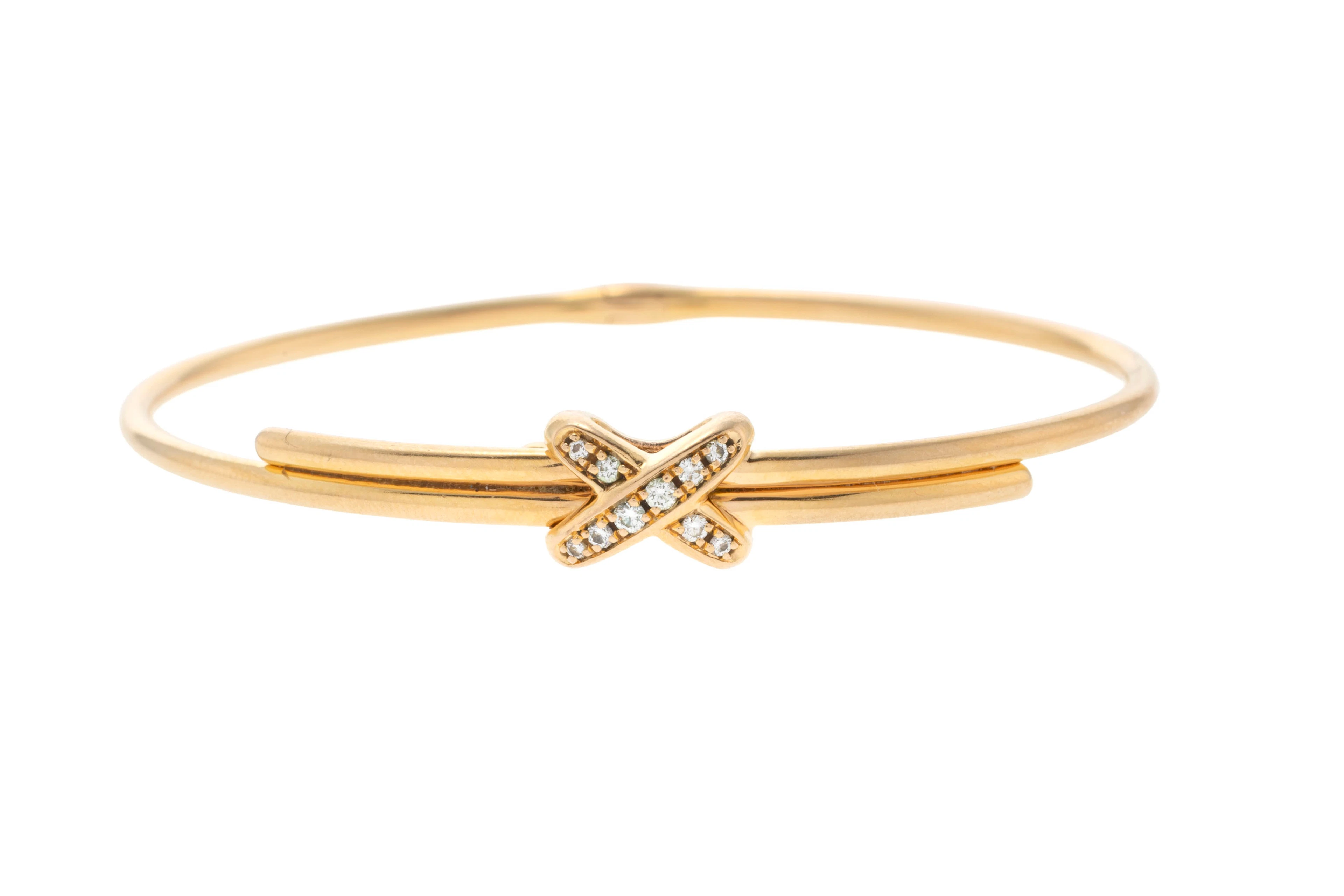 Chaumet, Liens, bracelet rigide or 750 surmonté d'un motif croisé
