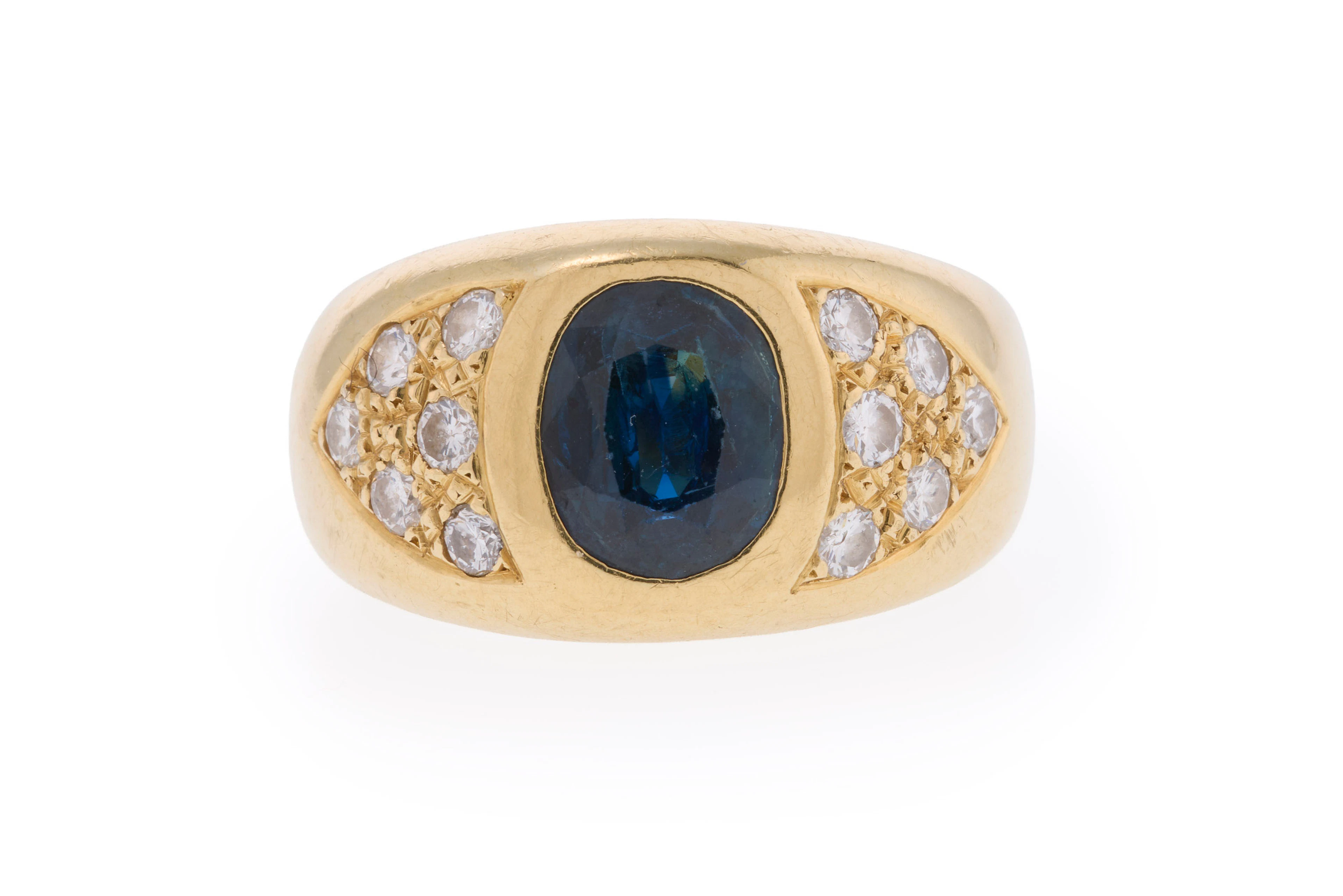 Bague or 750 sertie d'un saphir taille ovale épaulé de diamants taille