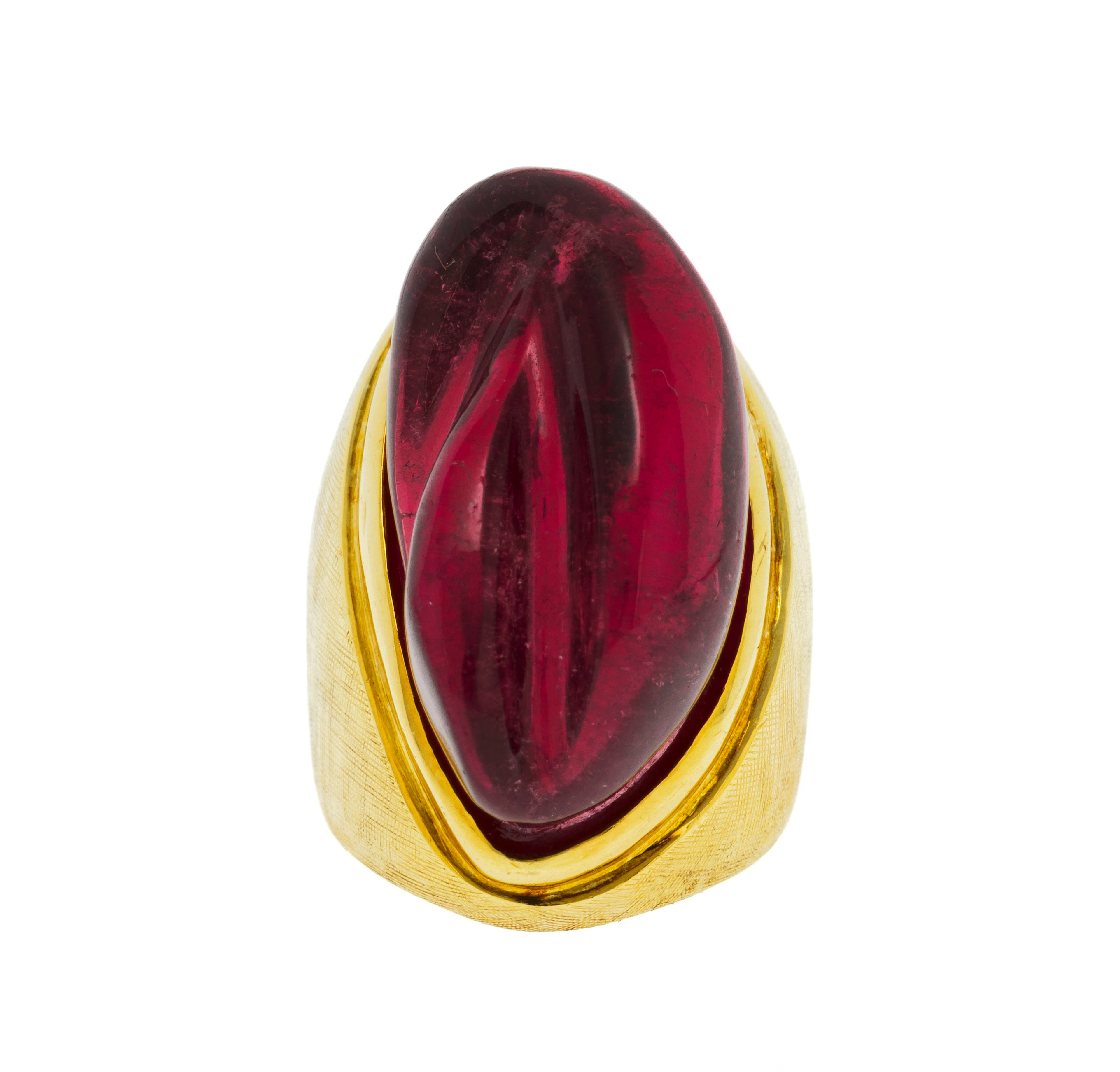 Bague or 750 effet brossé ornée d'une tourmaline rose polie, signée