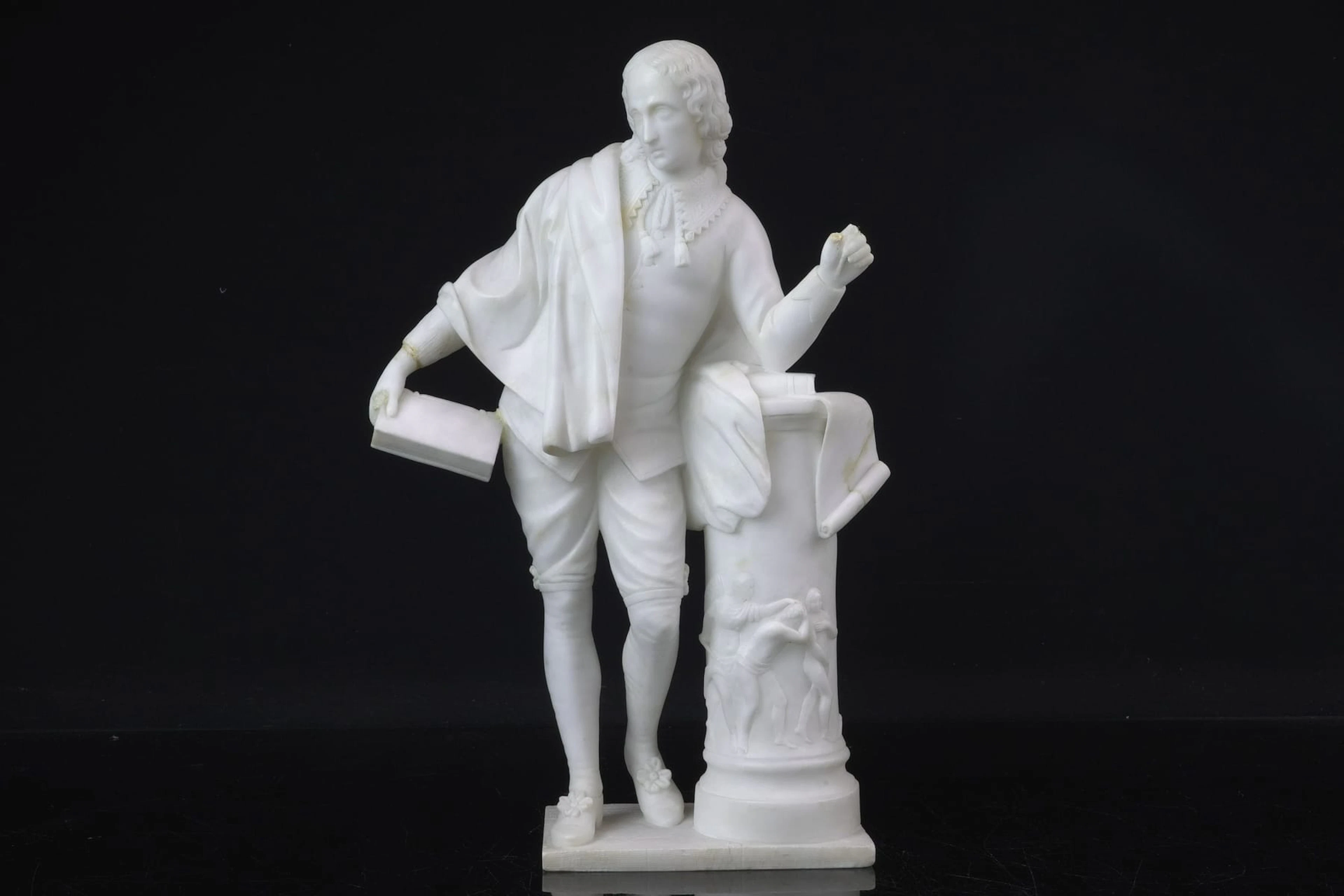 SKULPTUR, föreställandes John Milton, alabaster, runt år 1900