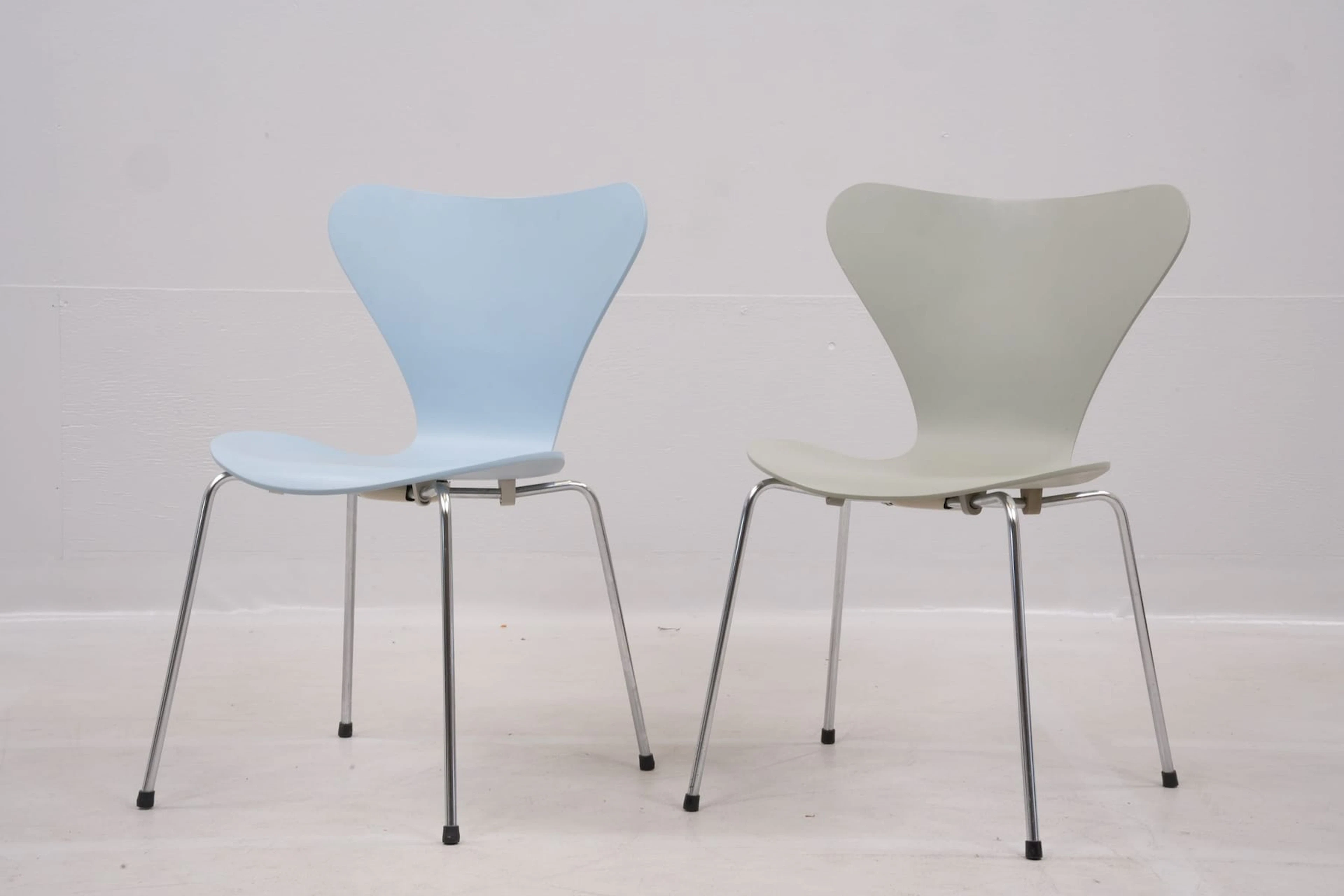 ARNE JACOBSEN (1902-1971), stolar, två st, "Sjuan", Fritz Hansen, Danmark, 1973