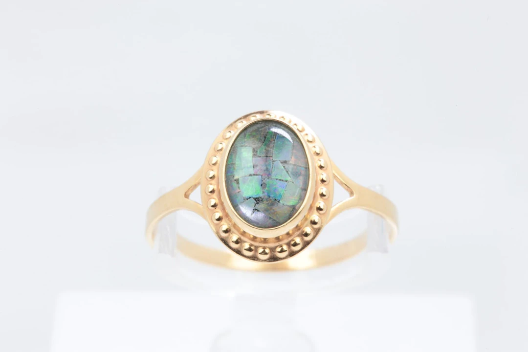 RING med cabochonslipad opal, guld, 18 k, ca 1,11 g, Bronsil AB, Köping