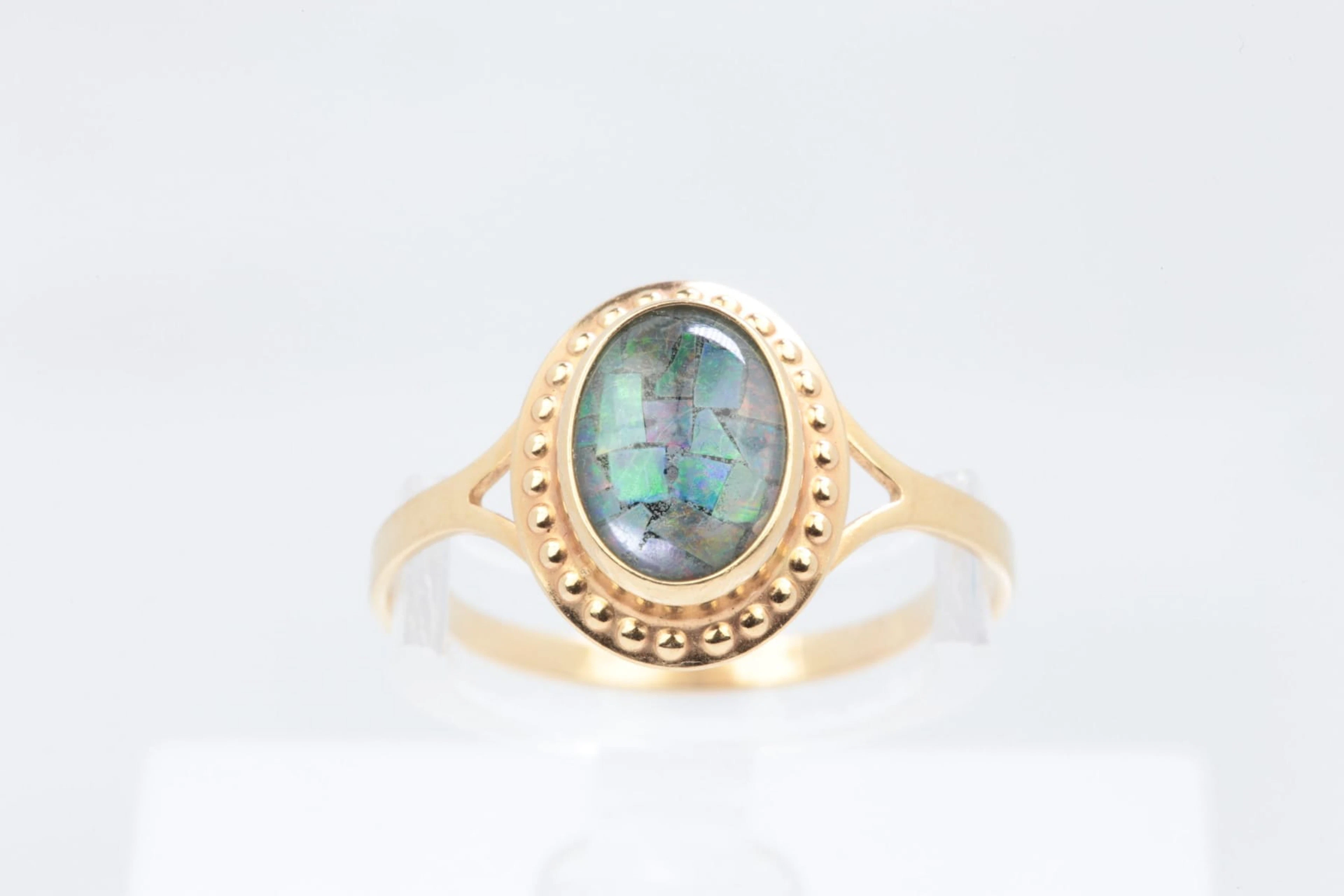 RING med cabochonslipad opal, guld, 18 k, ca 1,11 g, Bronsil AB, Köping