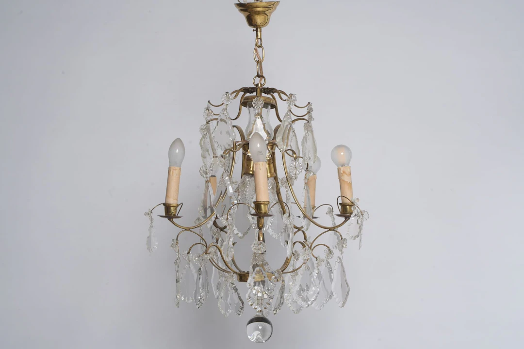 TAKLAMPA, mässing, behängd med prismor, rokokostil, 1900-tal