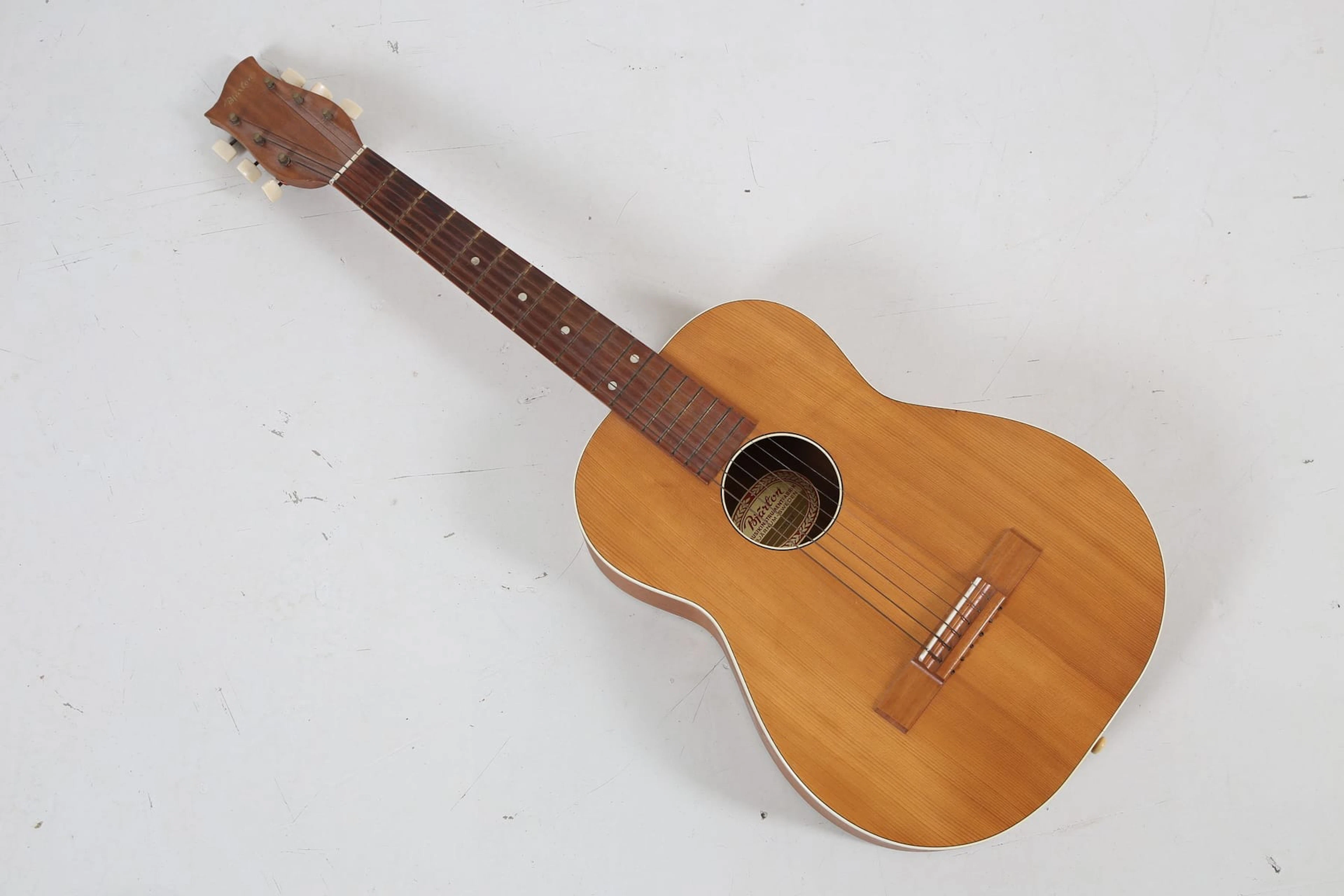 AKUSTISK GITARR, Bjärton