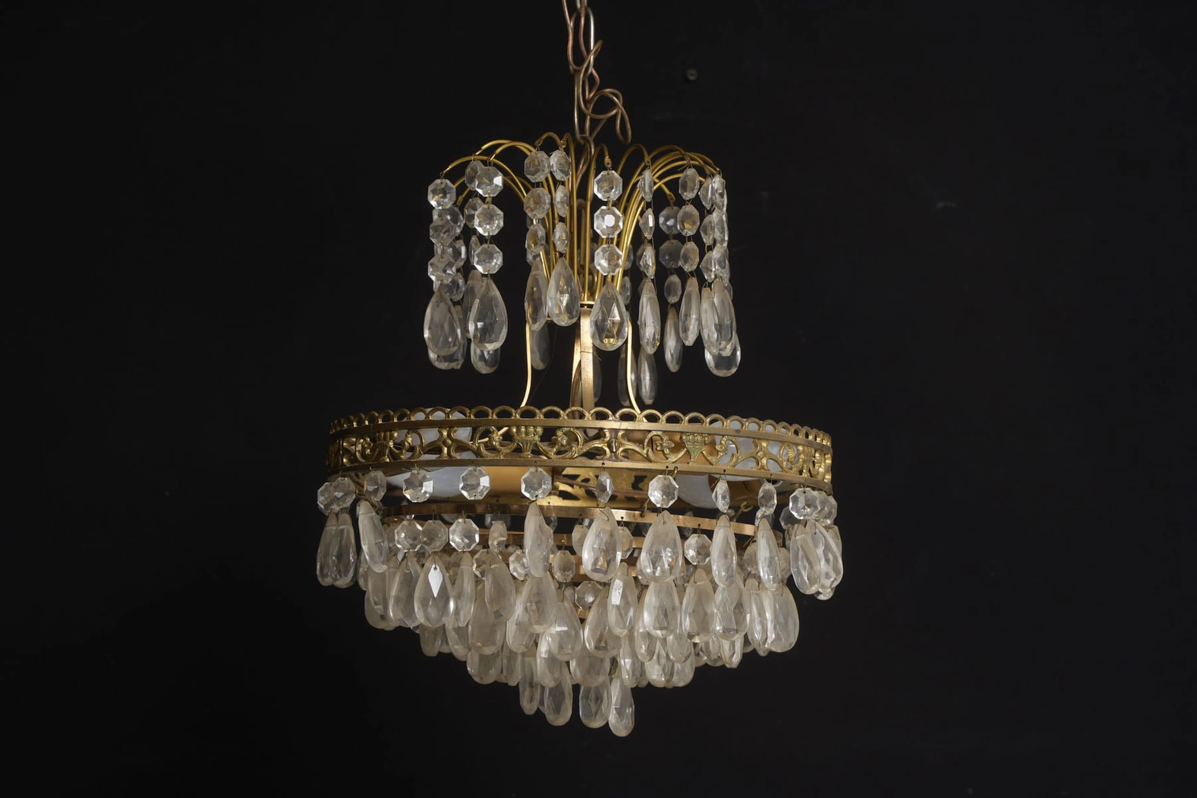 TAKLAMPA, mässing behängd med prismor, 1900-tal