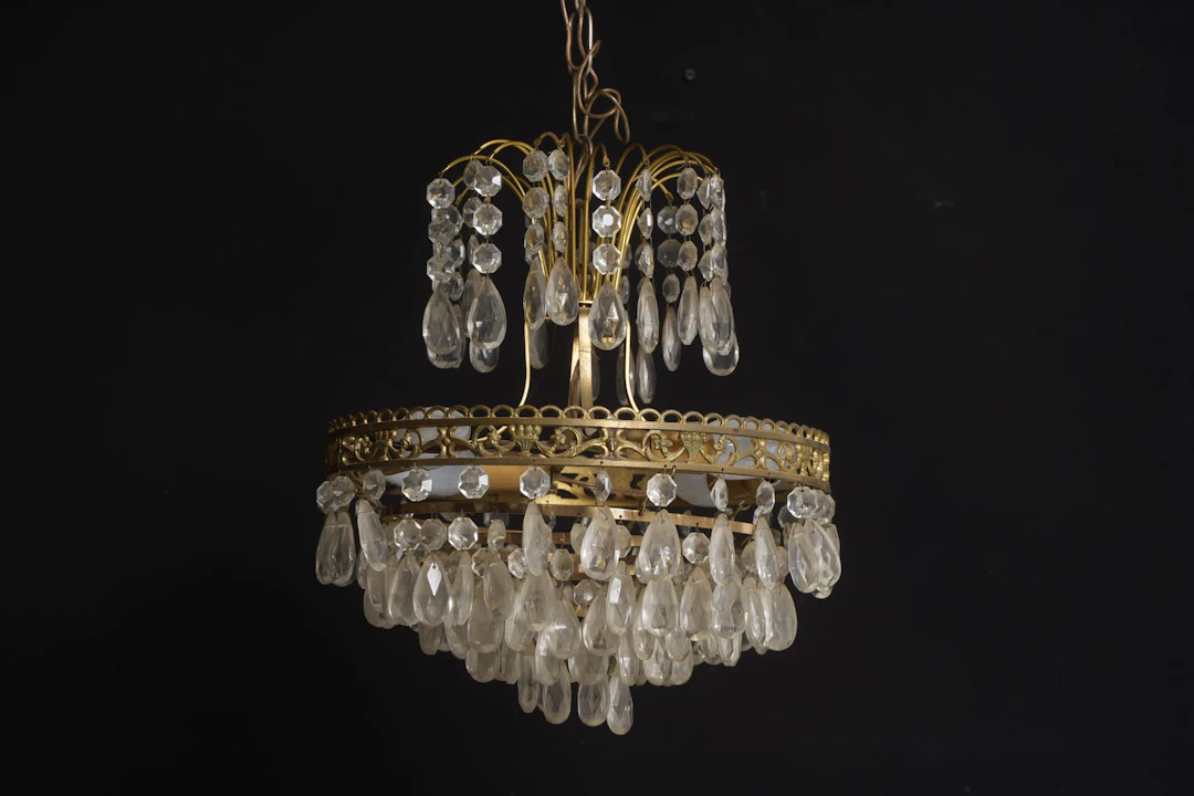 TAKLAMPA, mässing behängd med prismor, 1900-tal
