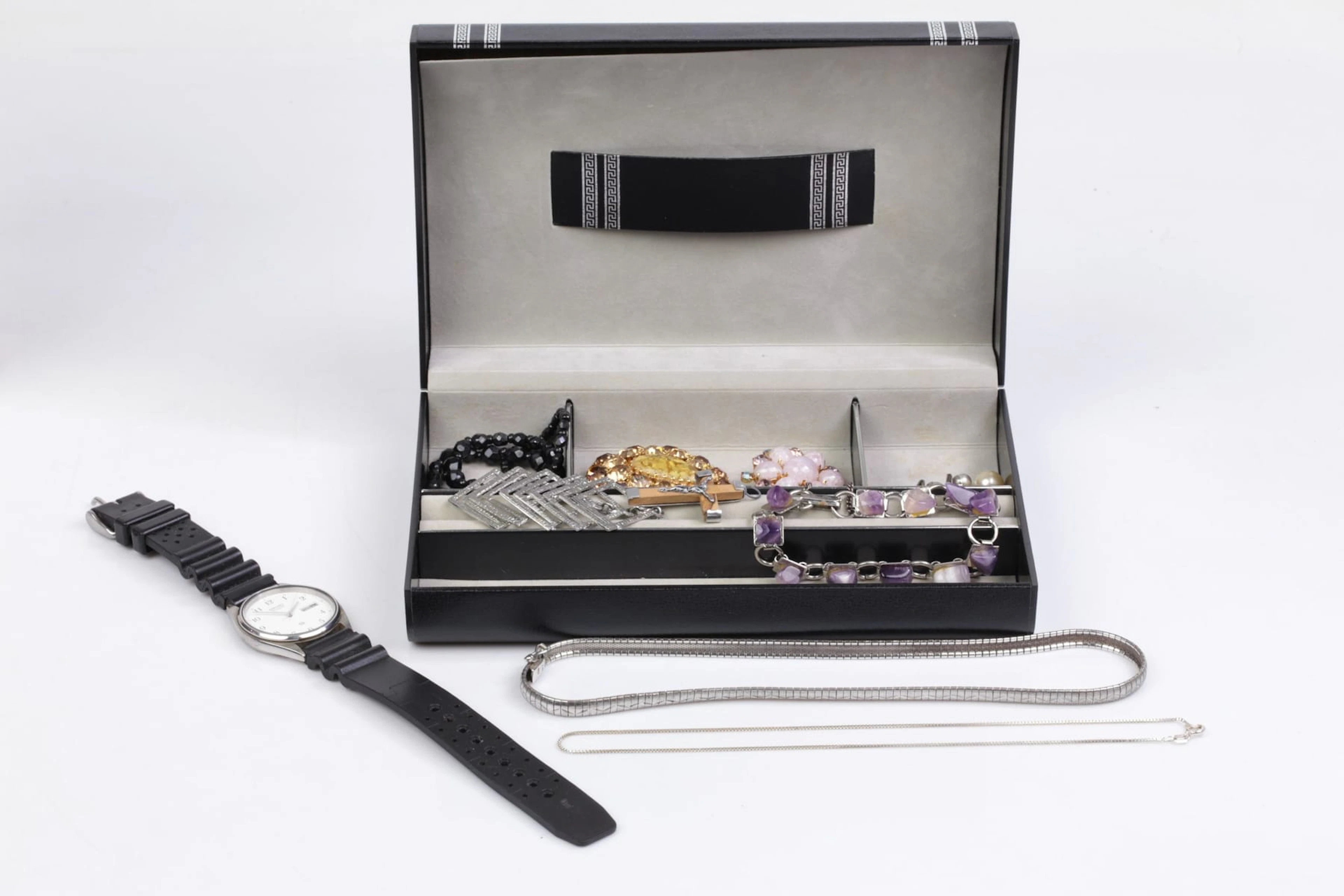 SMYCKESKRIN med smycken och armbandsur, bl.a. silver