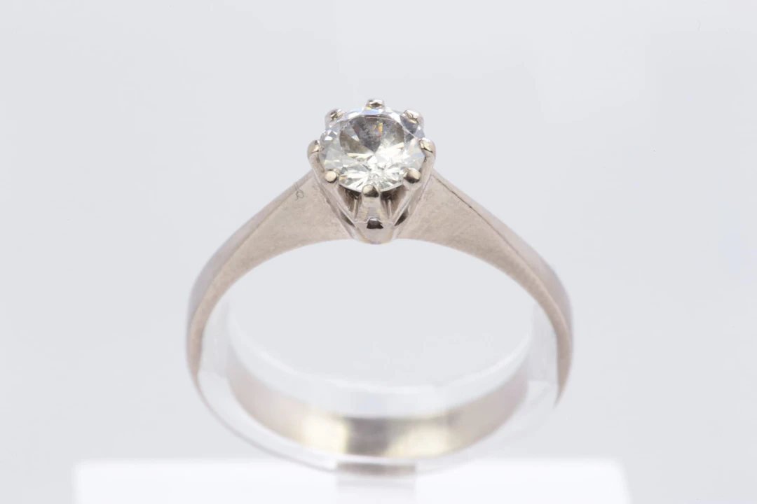 ENSTENSRING med vit sten, vitguld, 18 k, ca 3,60 g, BA konstgjuteri