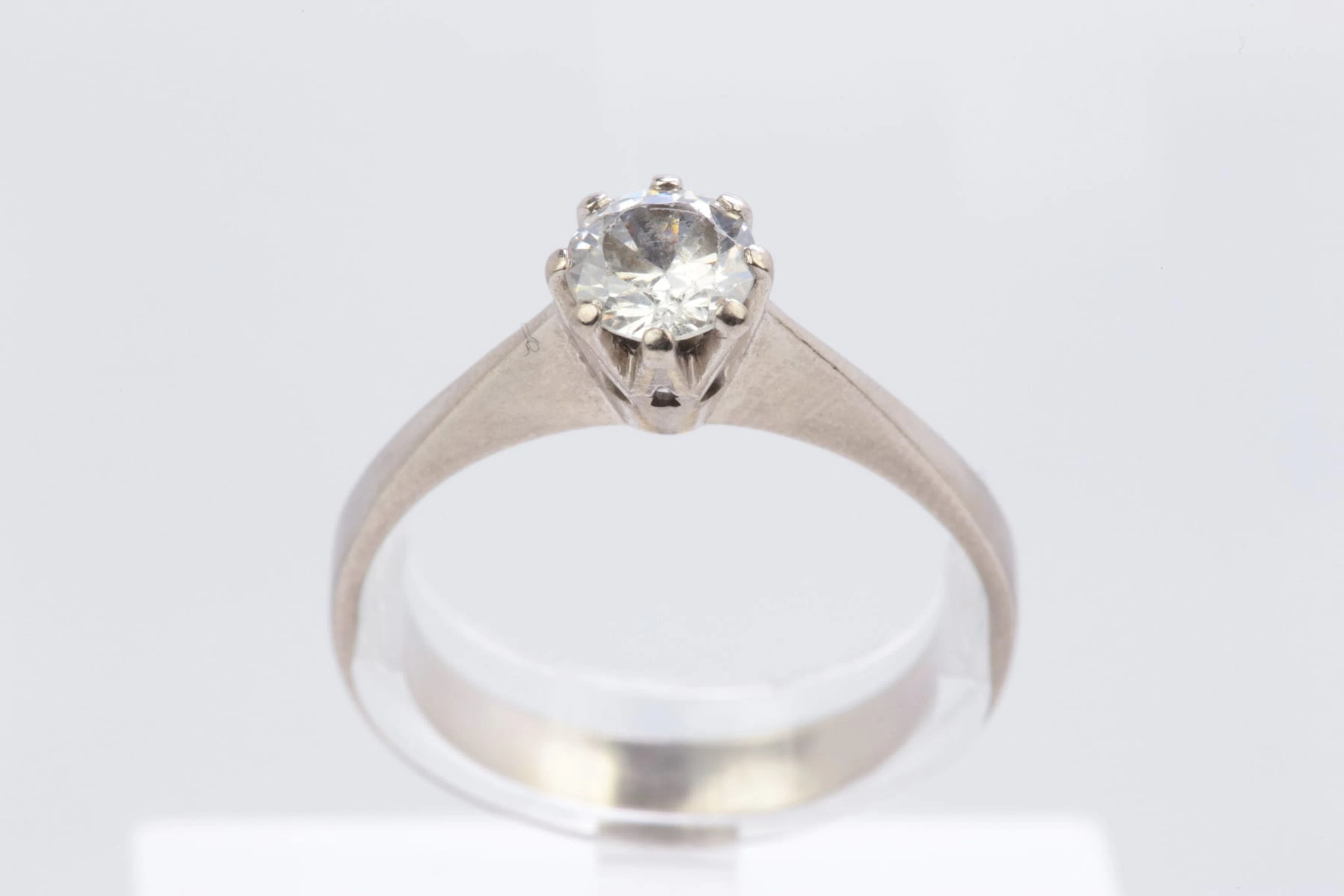 ENSTENSRING med vit sten, vitguld, 18 k, ca 3,60 g, BA konstgjuteri