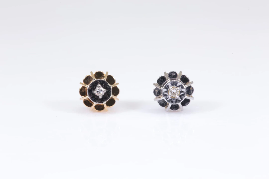 ÖRHÄNGEN, 2 st, med diamanter, gul- resp. vitguld, 18 k, ca 0,97 g