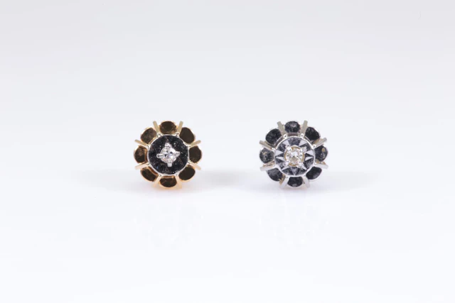 ÖRHÄNGEN, 2 st, med diamanter, gul- resp. vitguld, 18 k, ca 0,97 g