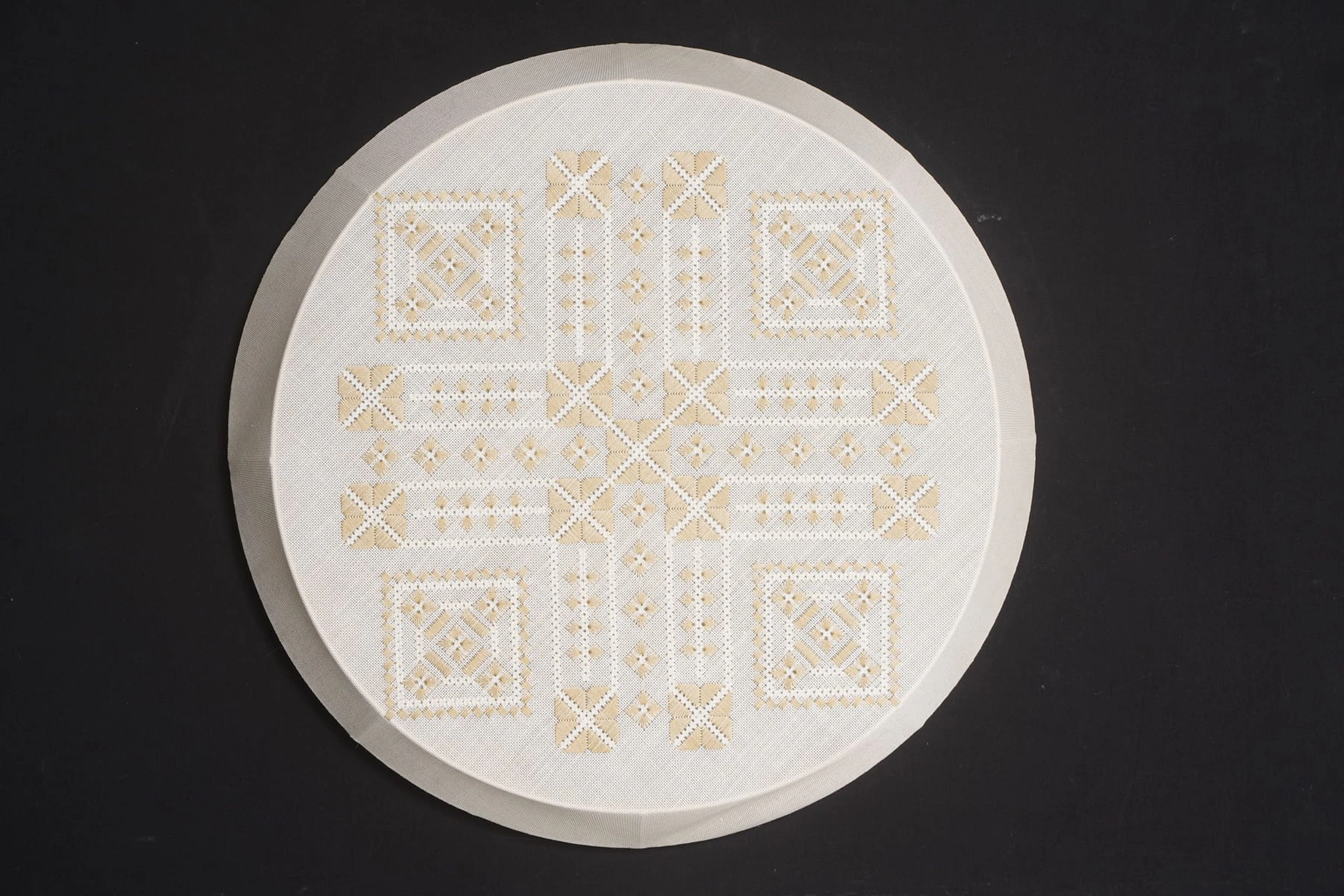 TAKPLAFOND, broderad linneväv, 1900-talets andra hälft