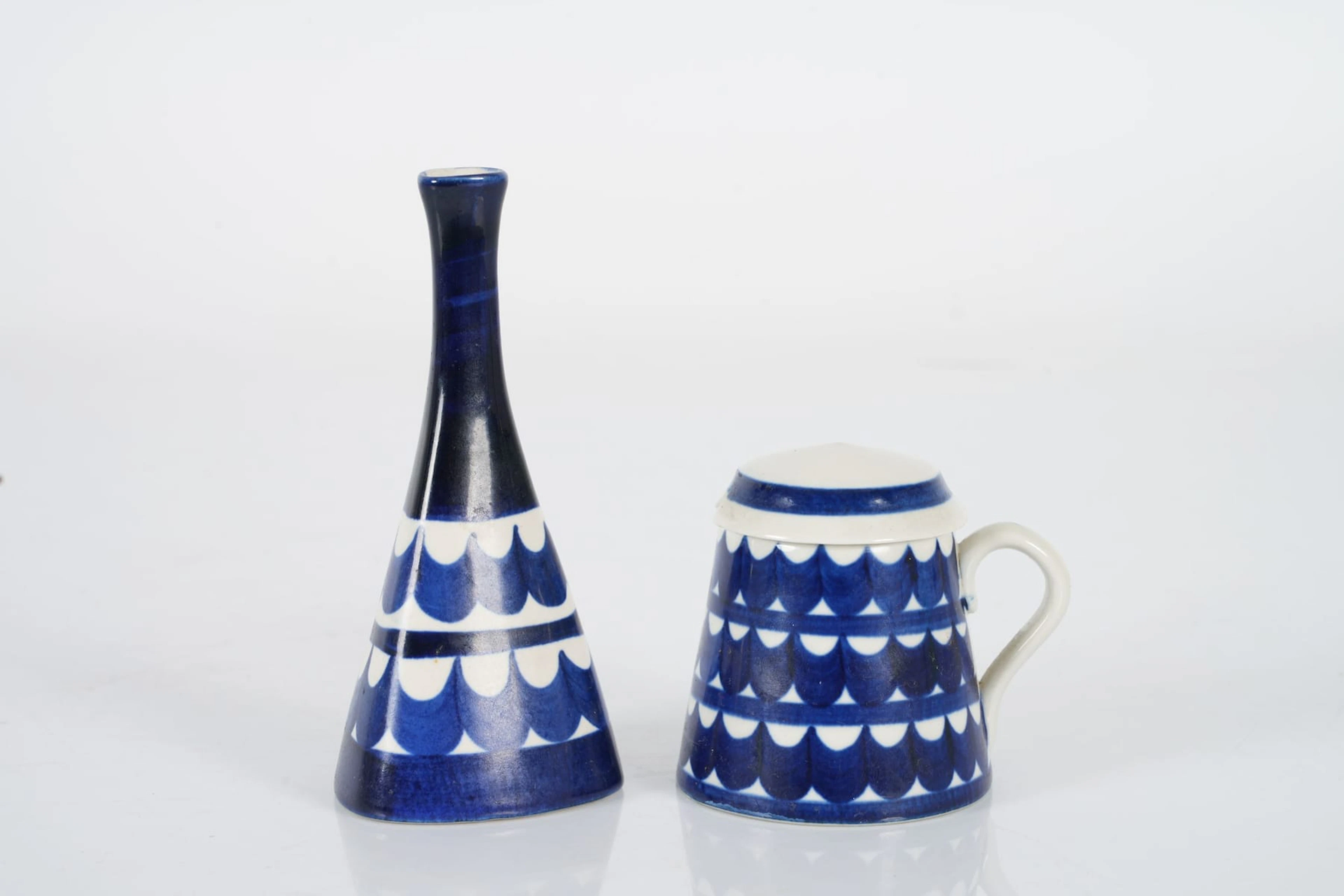 KARIN BJÖRQUIST (1927-2018), vas, samt gräddkanna, "Indigo", Gustavsberg
