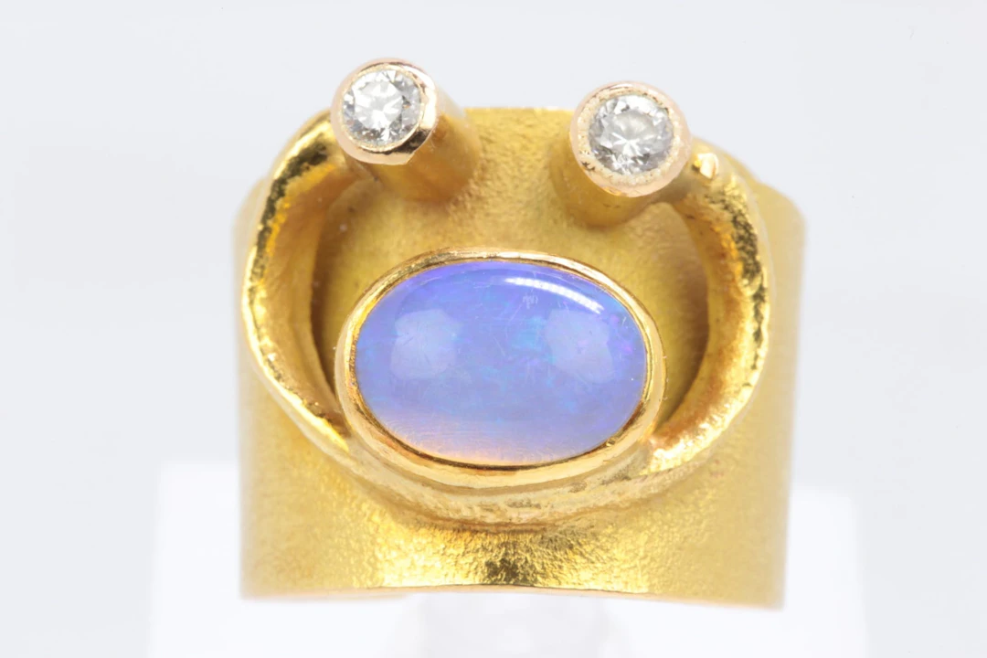 KARLHEINZ SAUER (1943), ring med opal, och vita stenar, guld, 18 k