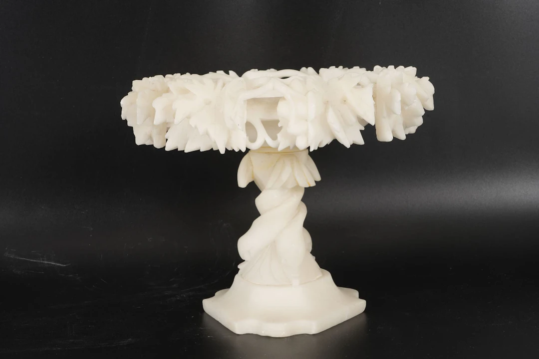 TAZZA / SKÅL på fot, alabaster, 1900-tal