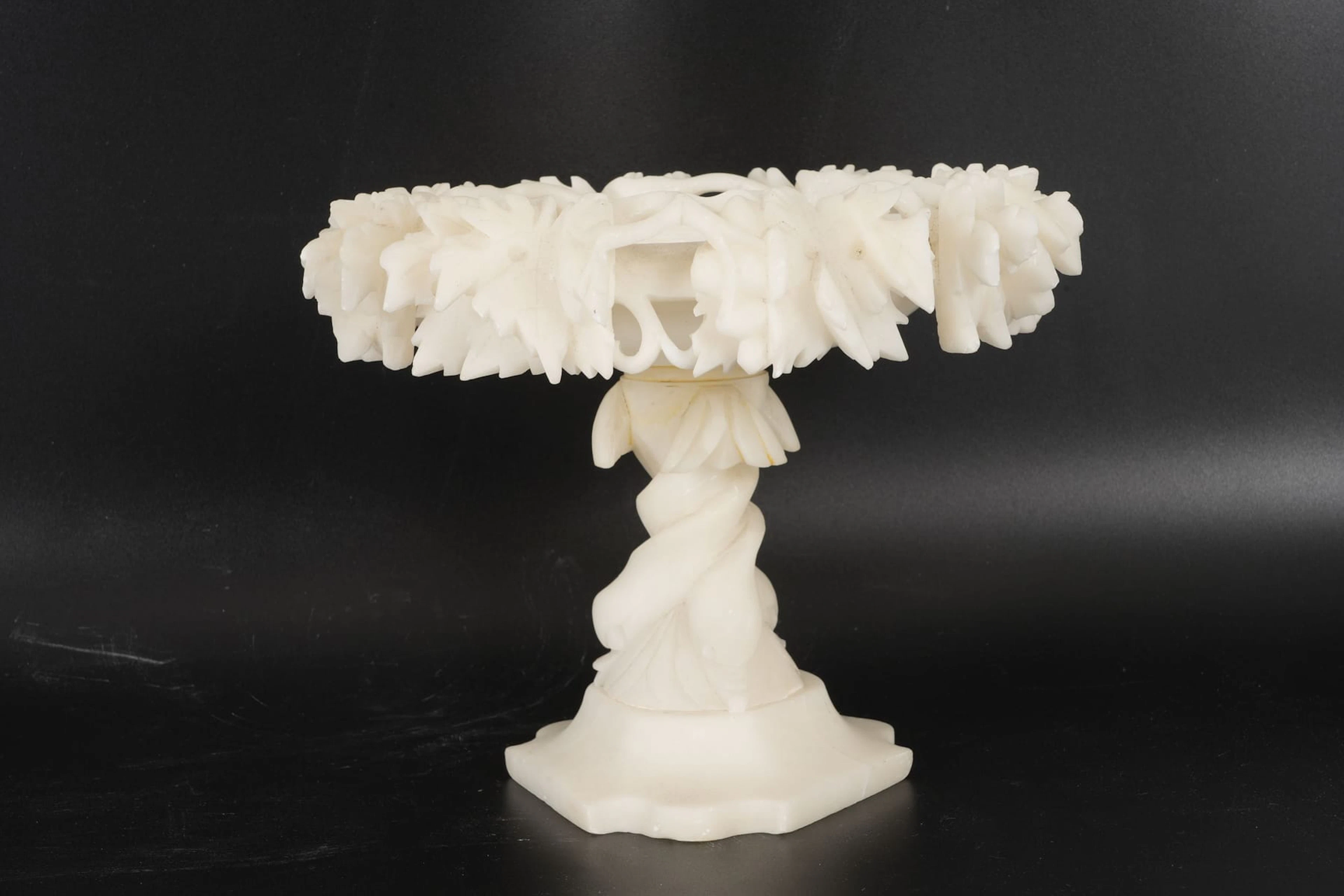 TAZZA / SKÅL på fot, alabaster, 1900-tal