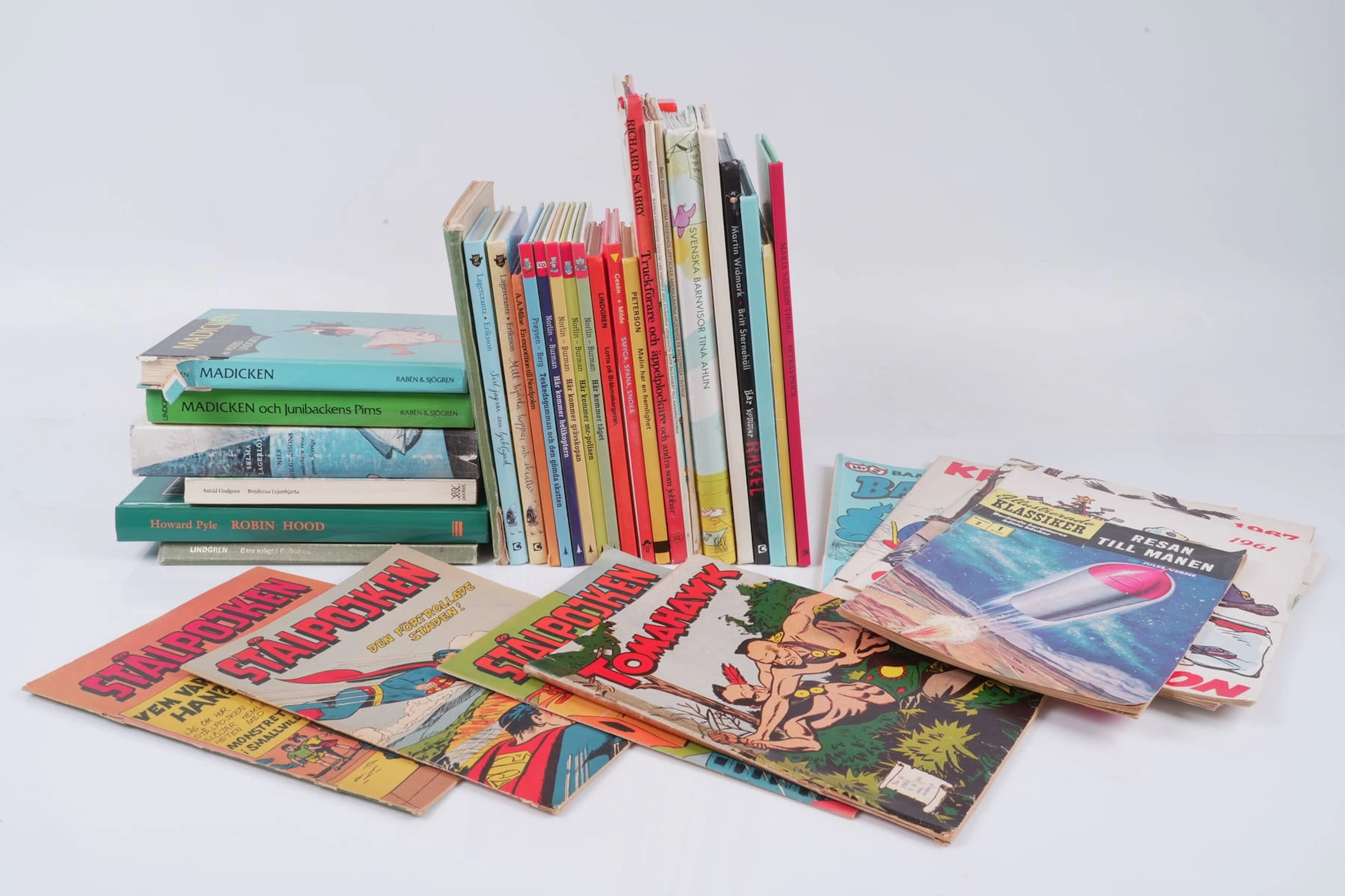 PARTI med barnböcker och serietidningar, bl.a. Astrid Lindgren, Selma Lagerlöf