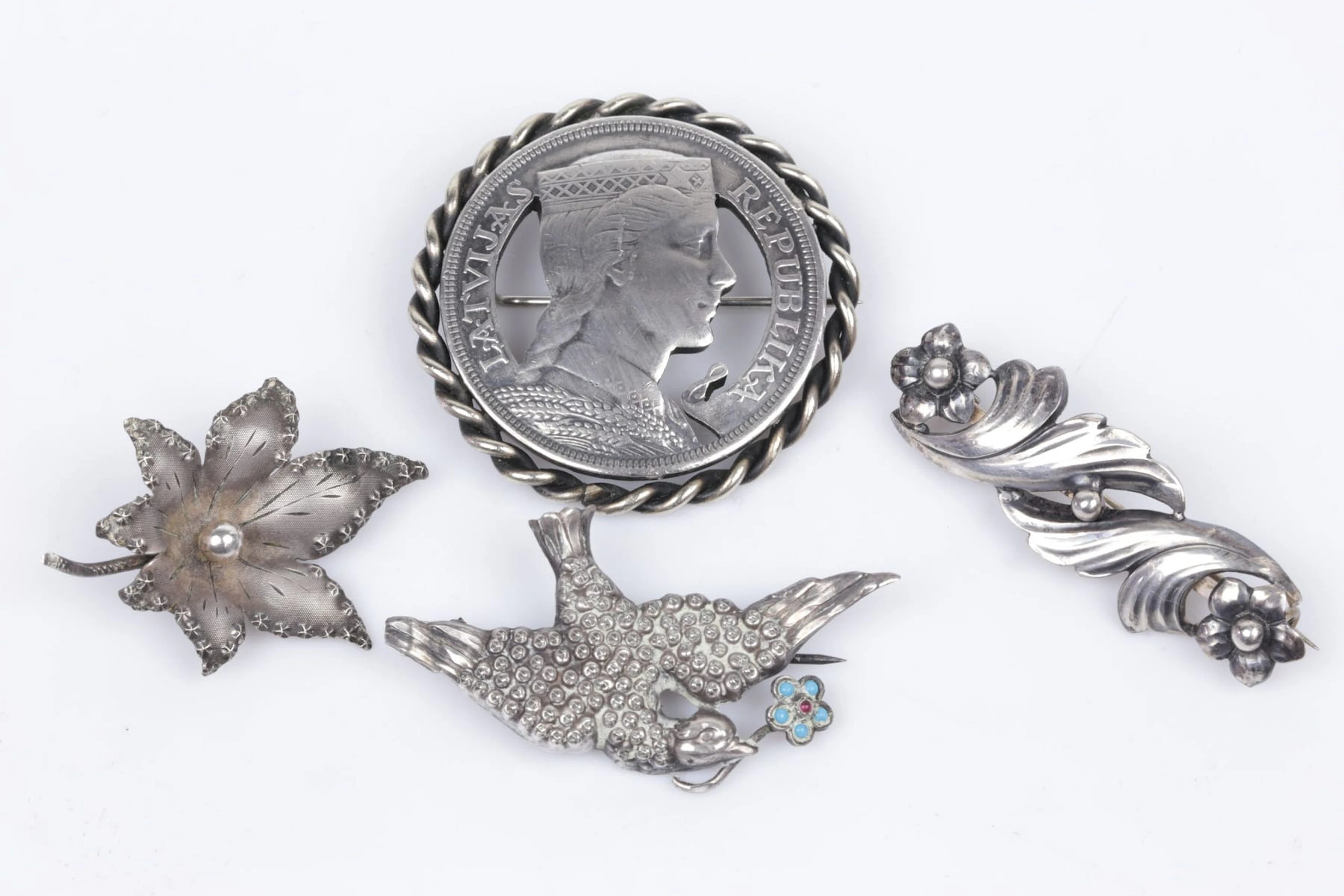BROSCHER, 3 st, silver, samt BROSCH, silver och metall