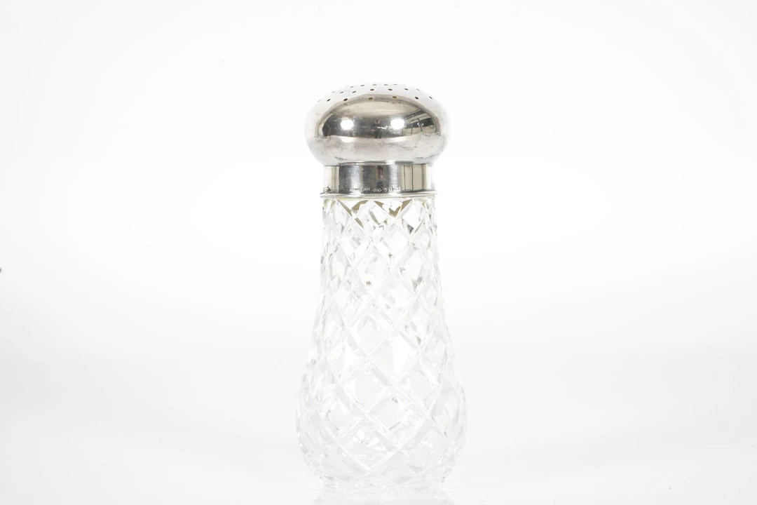SOCKERRUSKA / STRÖARE, glas med lock och krage i silver, C G Hallberg