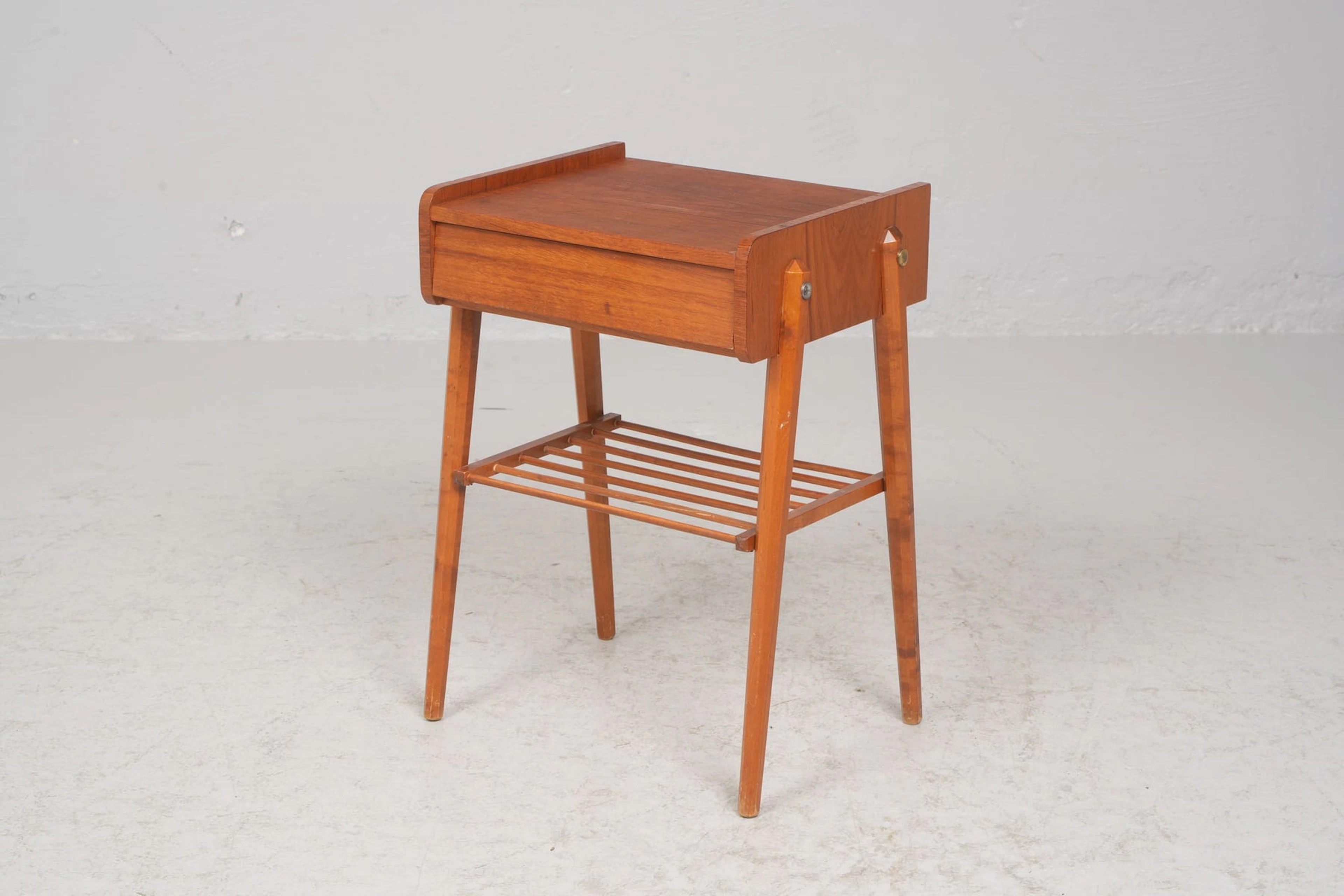 SIDOBORD / SÄNGBORD, teak, 1950/1960-tal