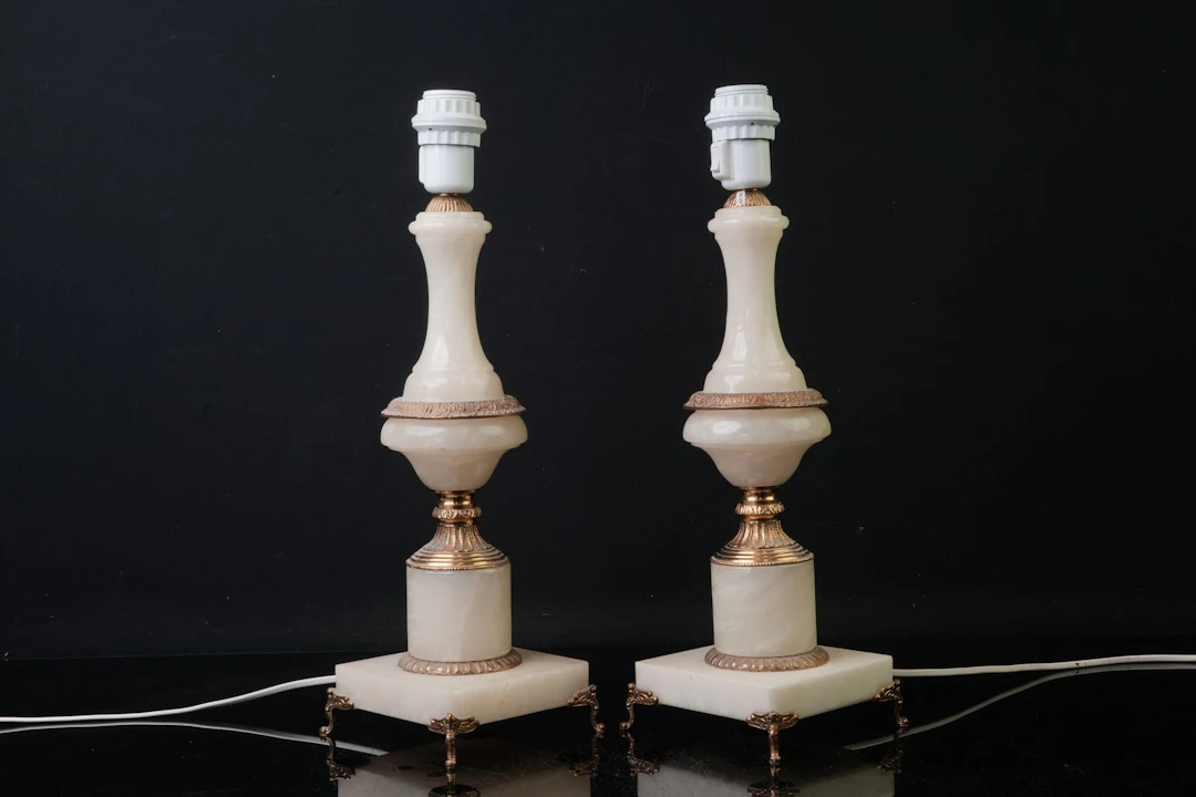 BORDSLAMPOR, ett par, modell 1085, alabaster med detaljer i mässing
