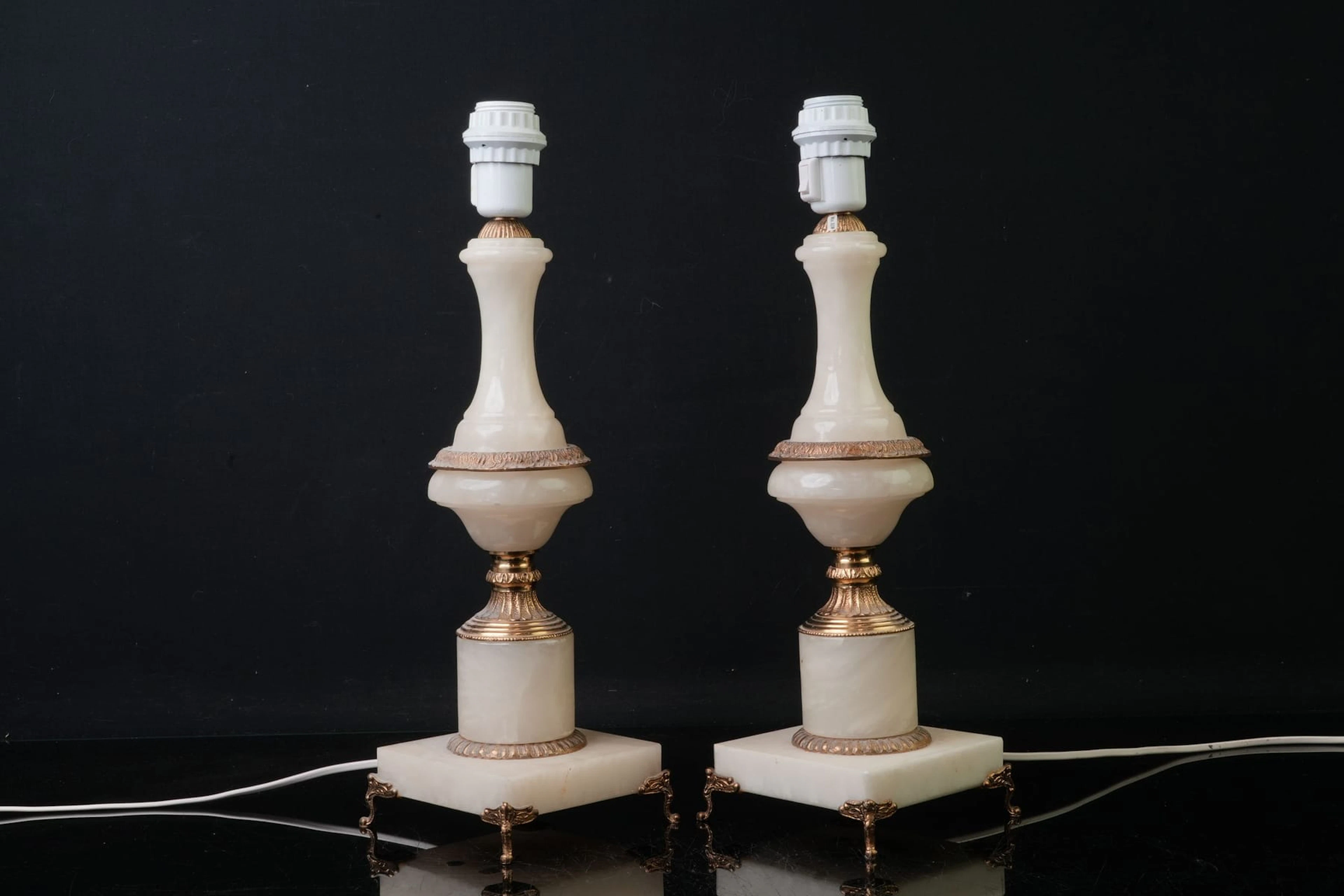 BORDSLAMPOR, ett par, modell 1085, alabaster med detaljer i mässing
