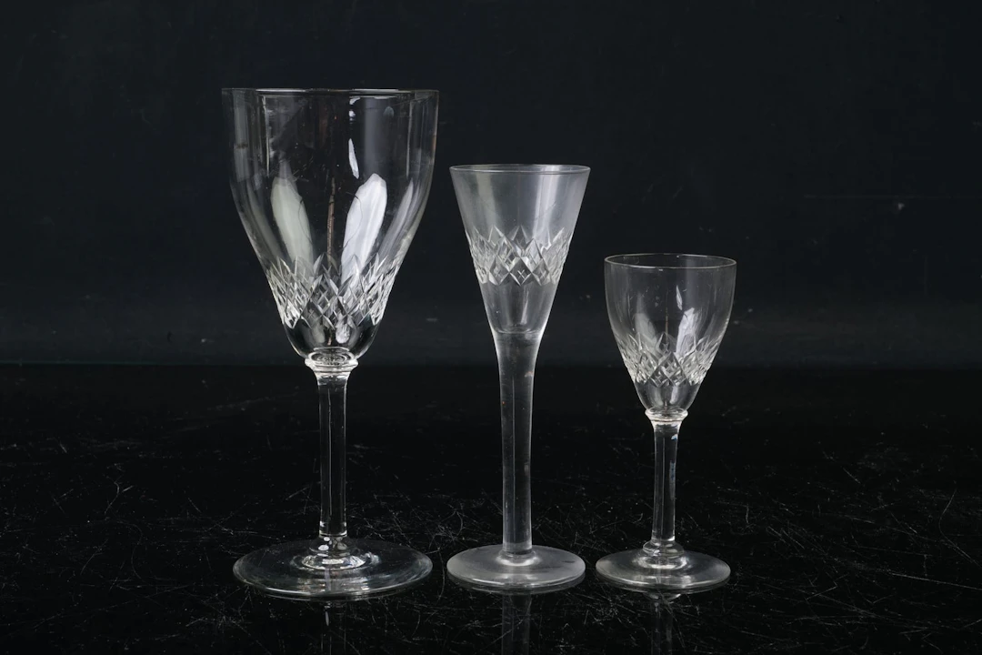 GLASSERVISDELAR, 29 delar, slipad dekor, 1900-tal