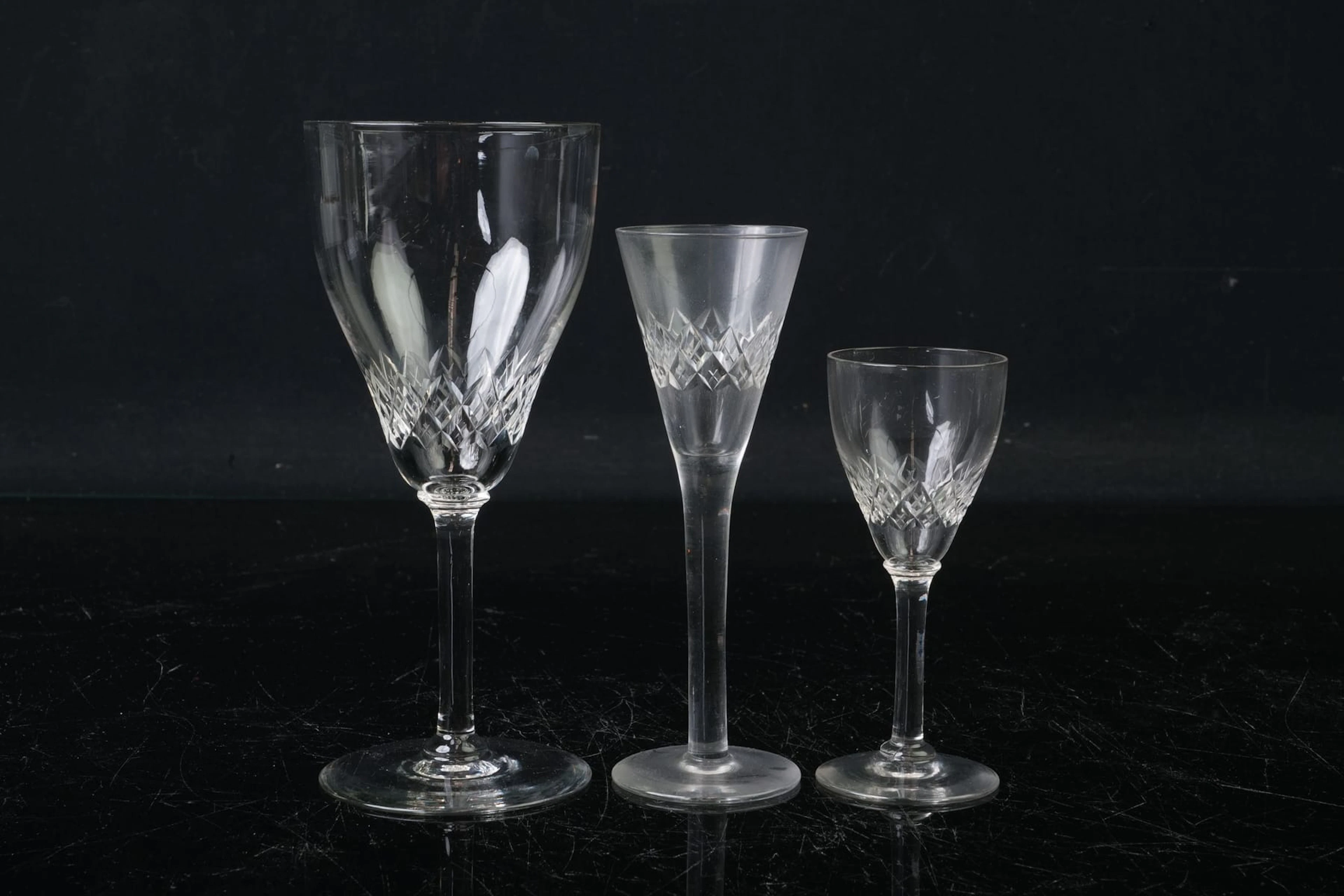 GLASSERVISDELAR, 29 delar, slipad dekor, 1900-tal