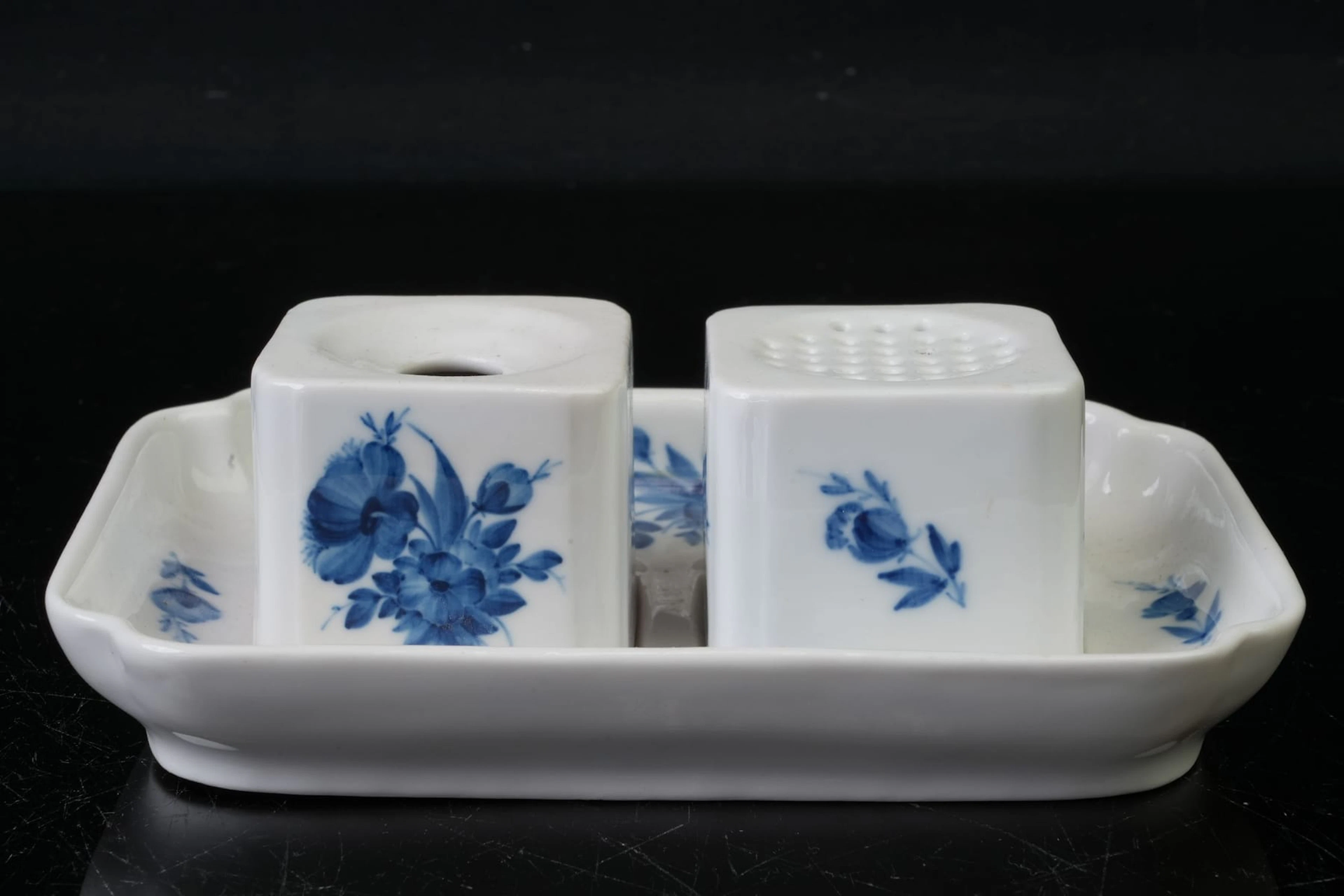 SKRIVBORDSUPPSATS, 3 delar, "Blå blomst", Royal Copenhagen