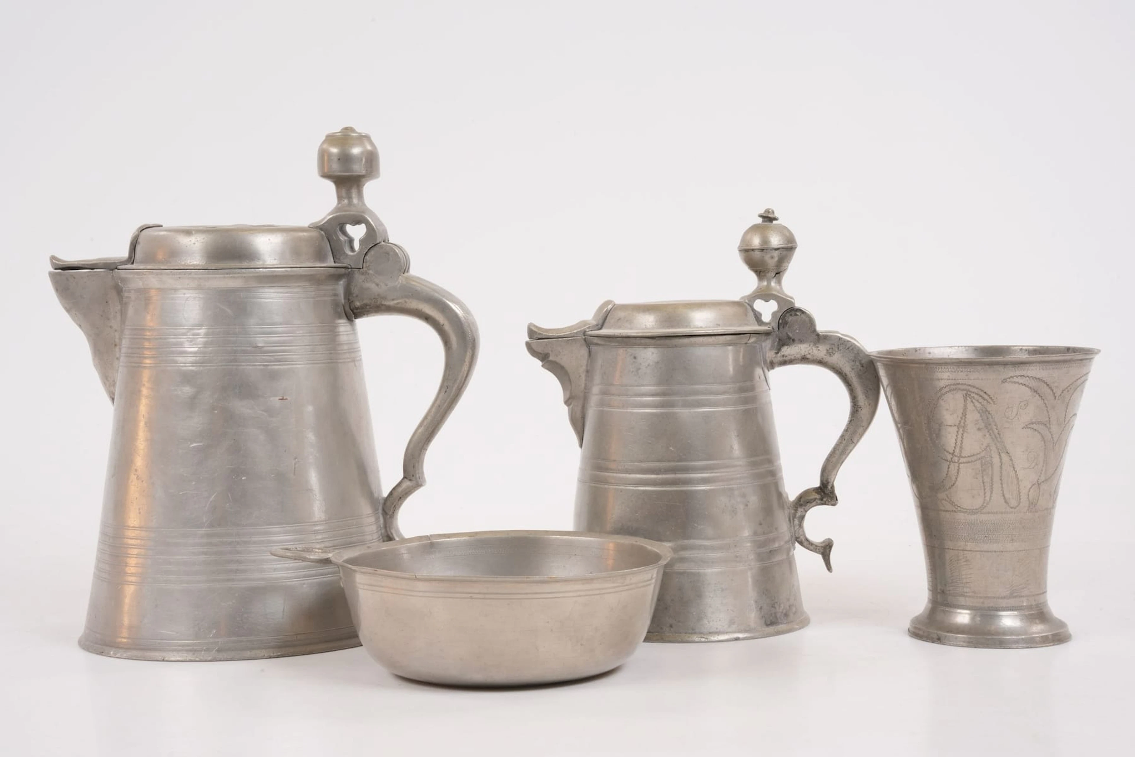 MÅLKÄRL, KANNA, samt BÄGARE och KÅSA, tenn 1700/1800-tal