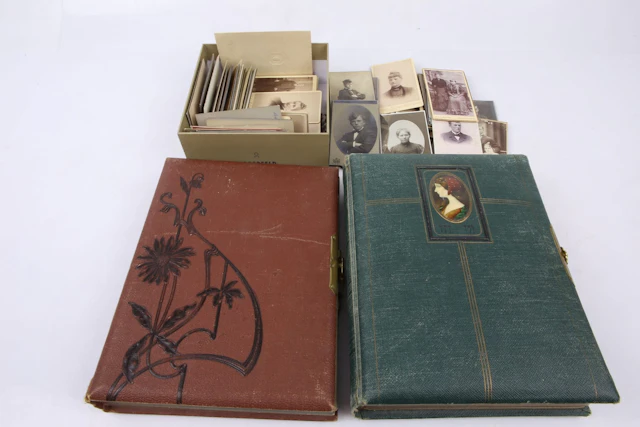 FOTOALBUM, 2 st, Jugend, samt FOTOGRAFIER, 1900-talets början