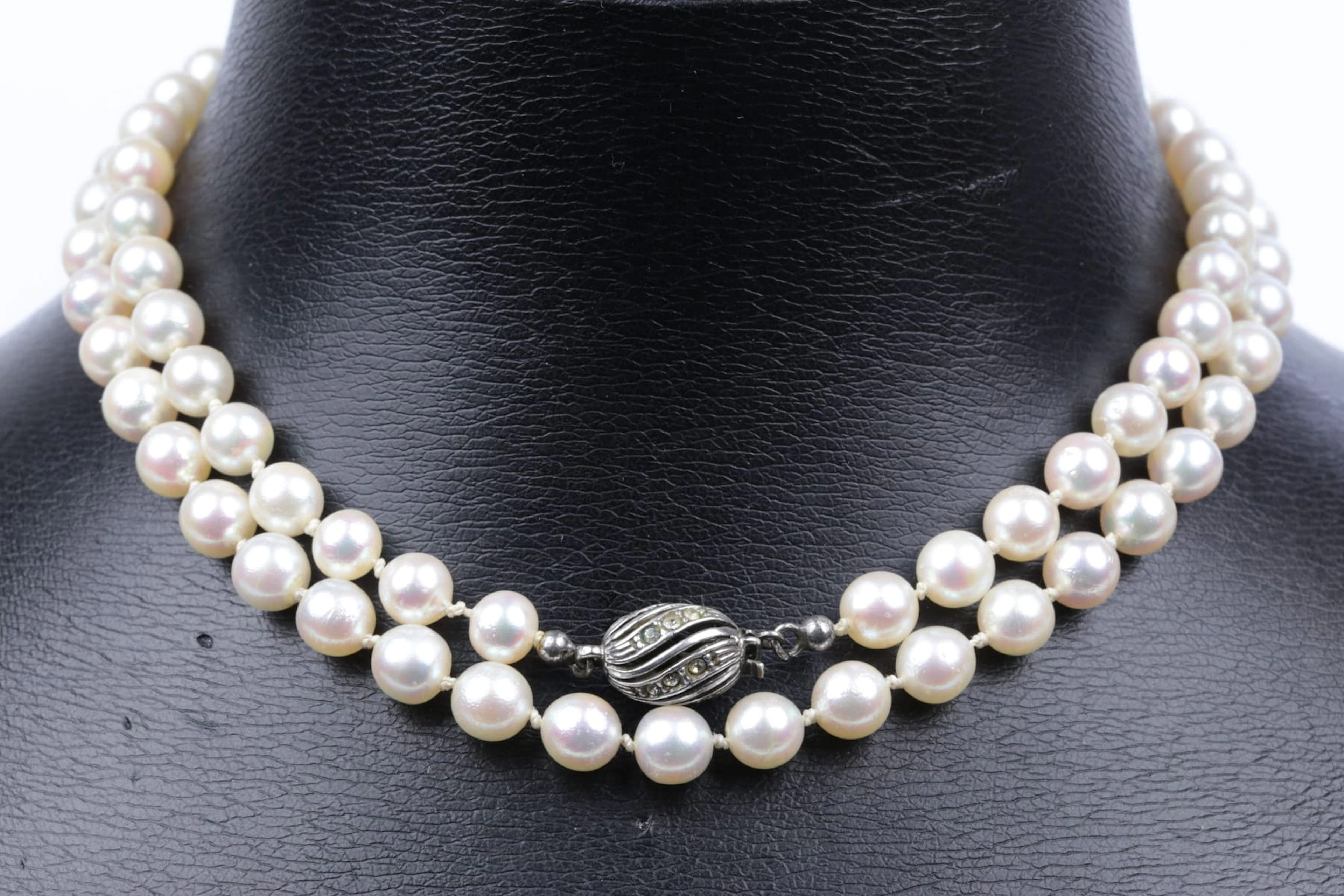 COLLIER med odlade pärlor, lås i silver med vita stenar
