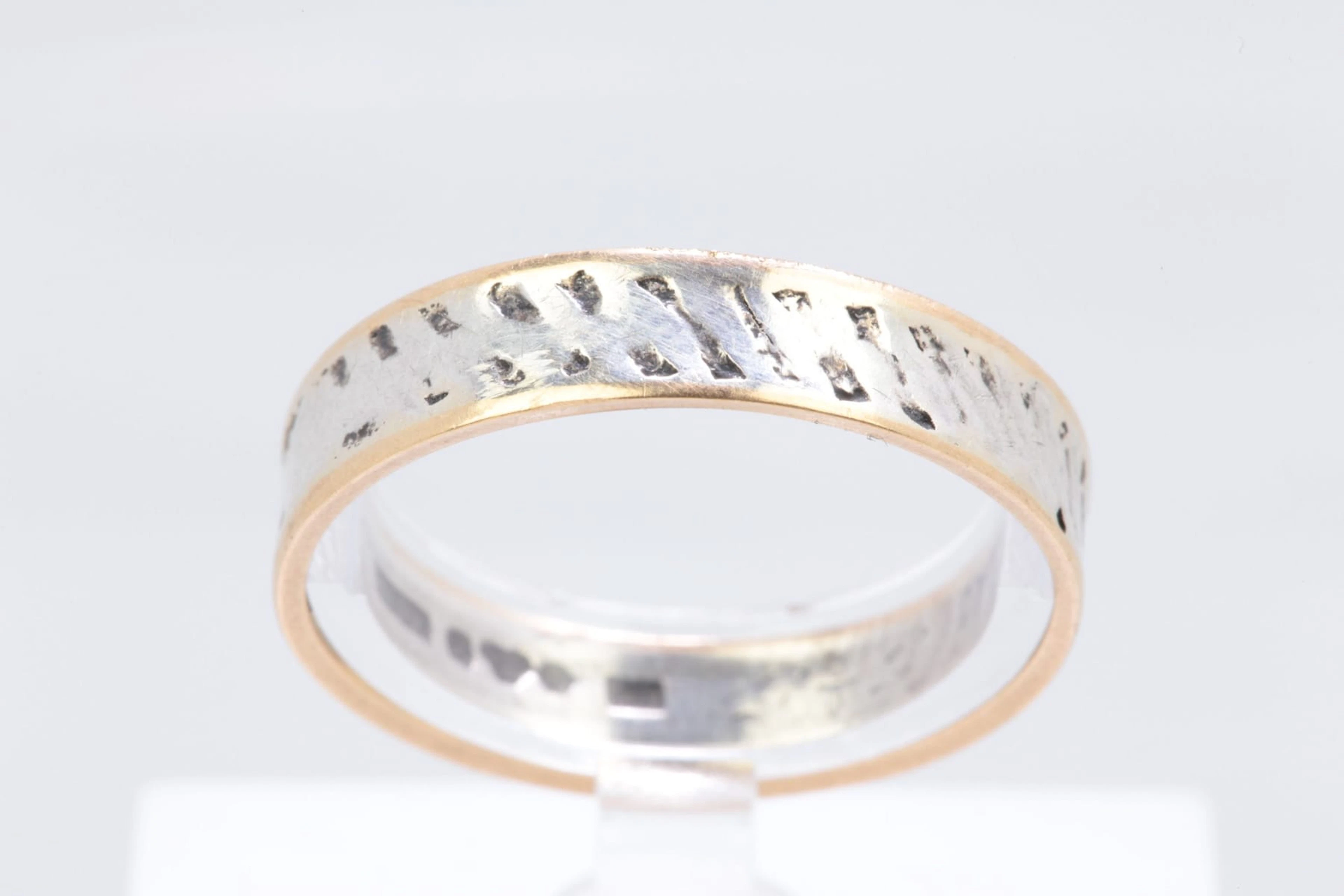 RING, silver med dekor i guld, 18 k, tot ca 2,84 g