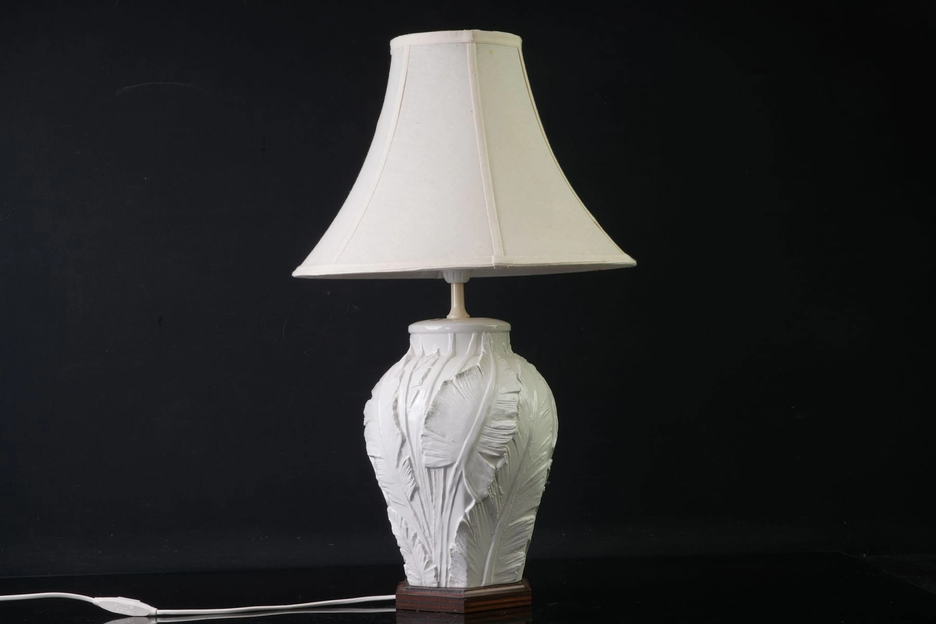 BORDSLAMPA, keramik, på fot av trä, Nordiska Kompaniet