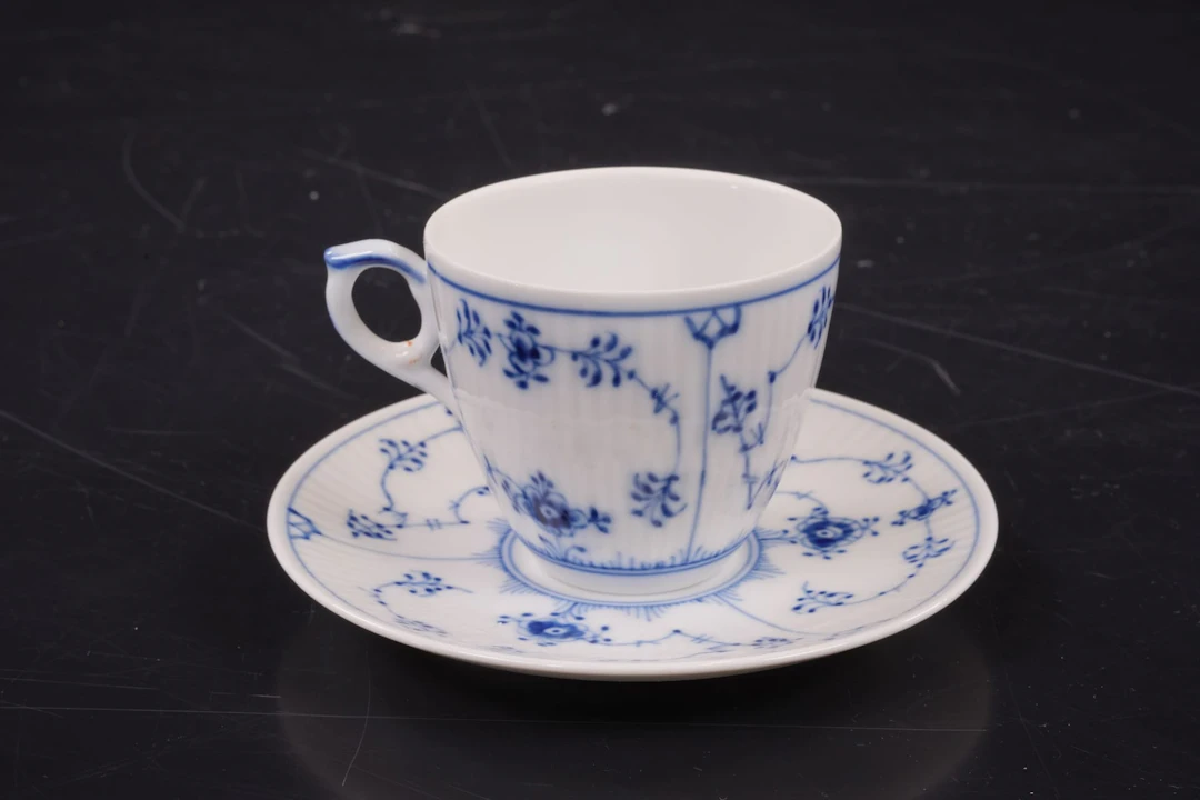 ARNOLD KROG (1856-1931), kaffeservisdelar, för 12 personer, "Musselmalet"