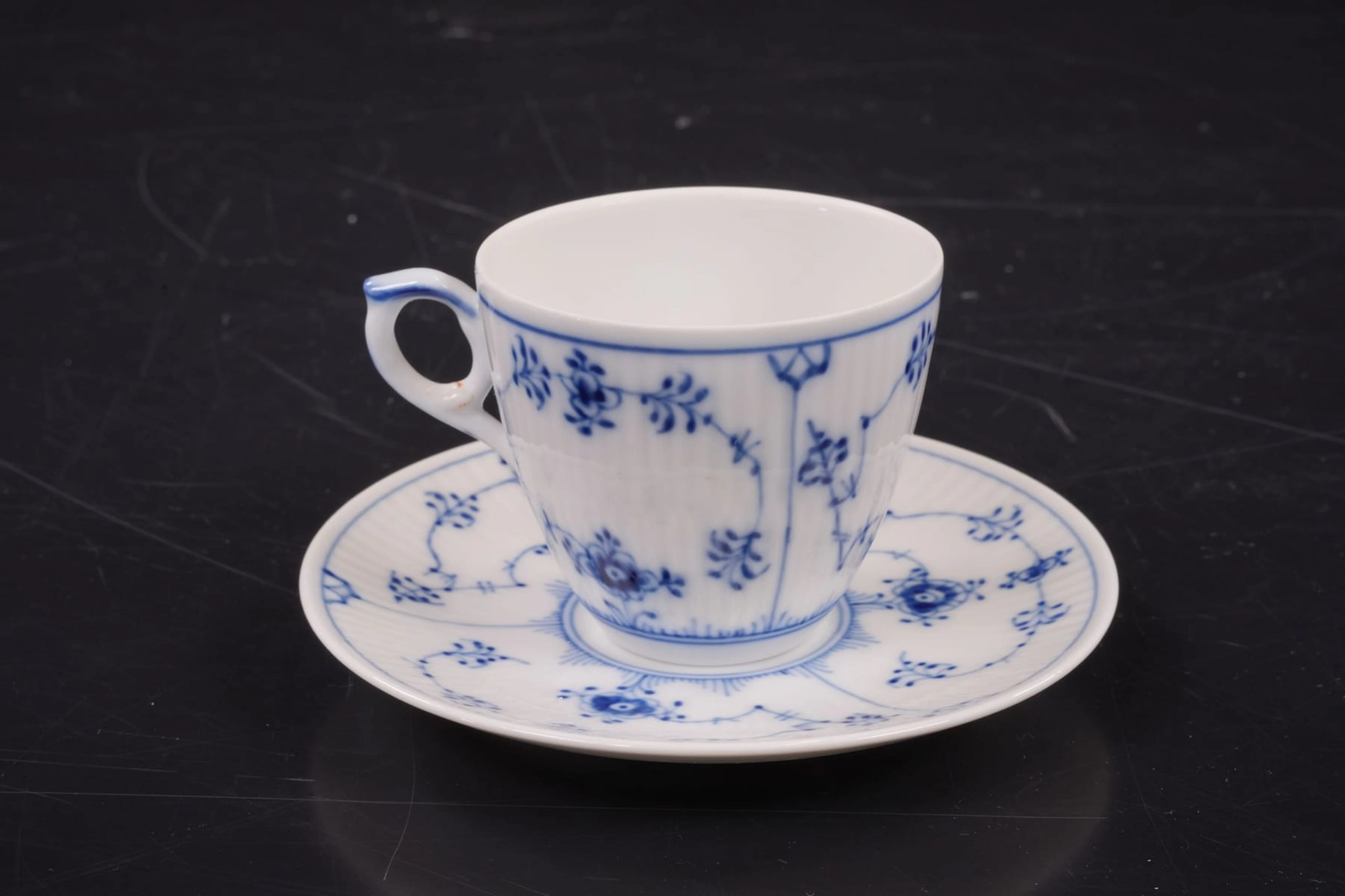 ARNOLD KROG (1856-1931), kaffeservisdelar, för 12 personer, "Musselmalet"