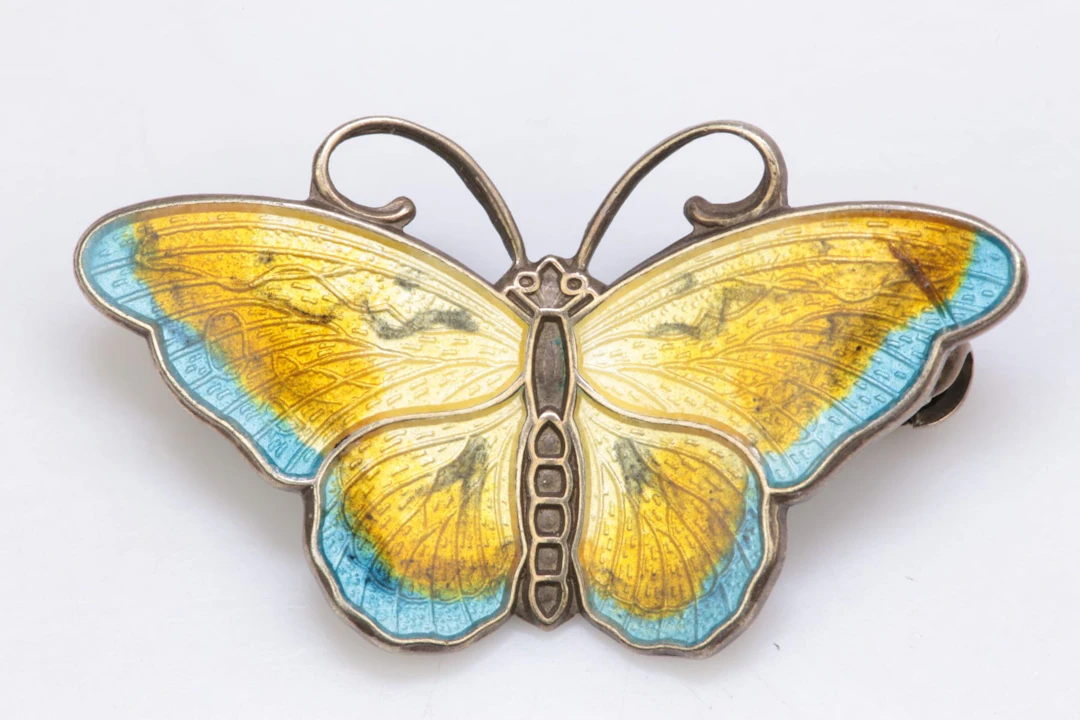 HROAR PRYDZ (1886-1963), brosch, fjäril, förgyllt silver med dekor