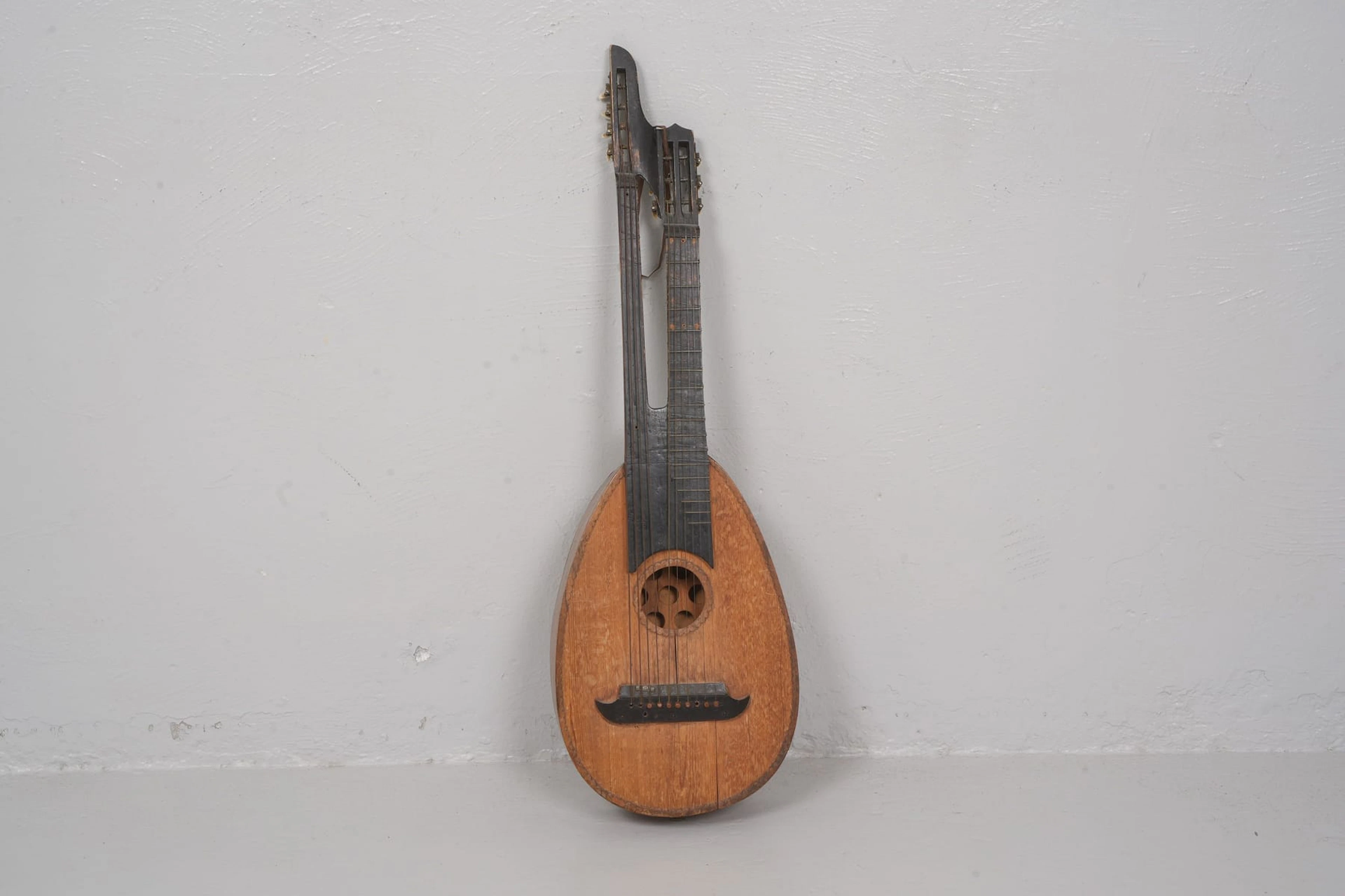 LUTA, 10 strängar, sannolikt svensk tillverkning, gran / valnöt, 1900-talets