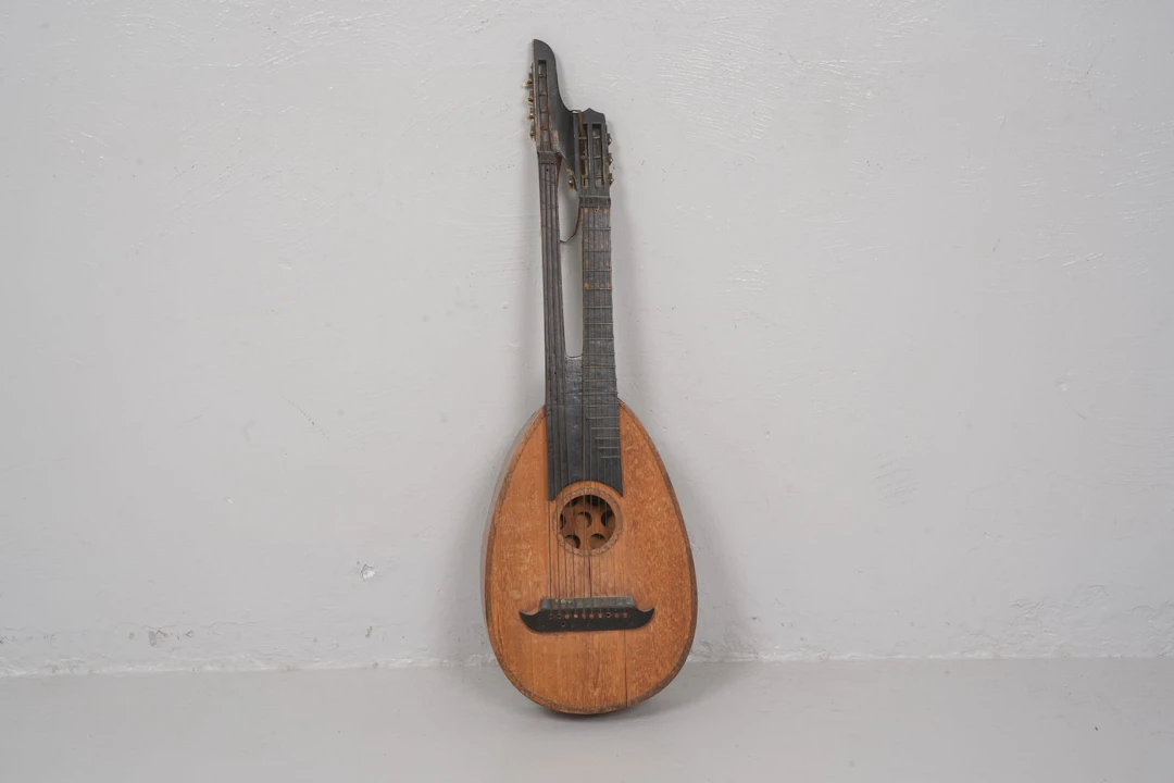 LUTA, 10 strängar, sannolikt svensk tillverkning, gran / valnöt, 1900-talets