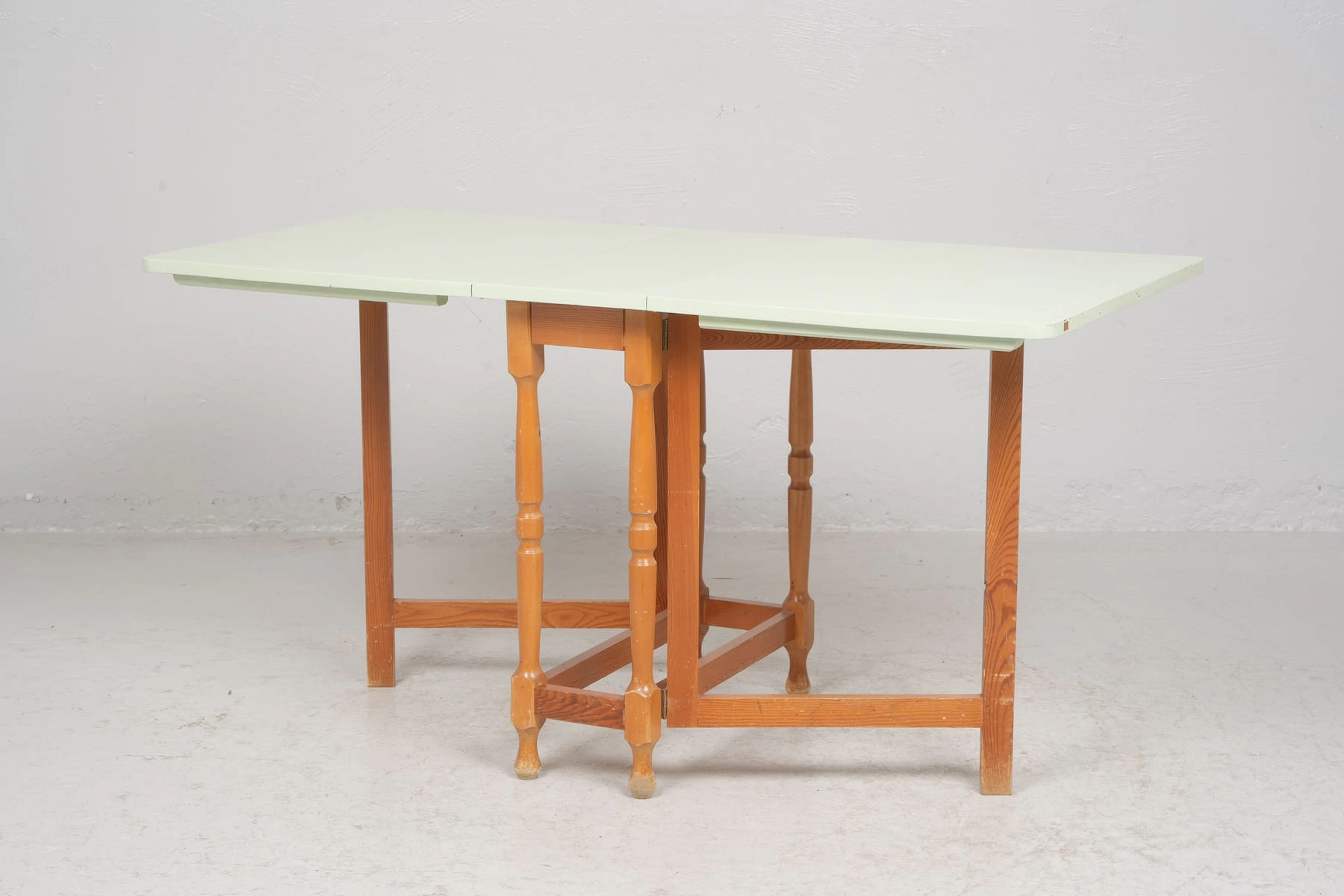 SLAGBORD, bemålad furu, 1900-talets mitt