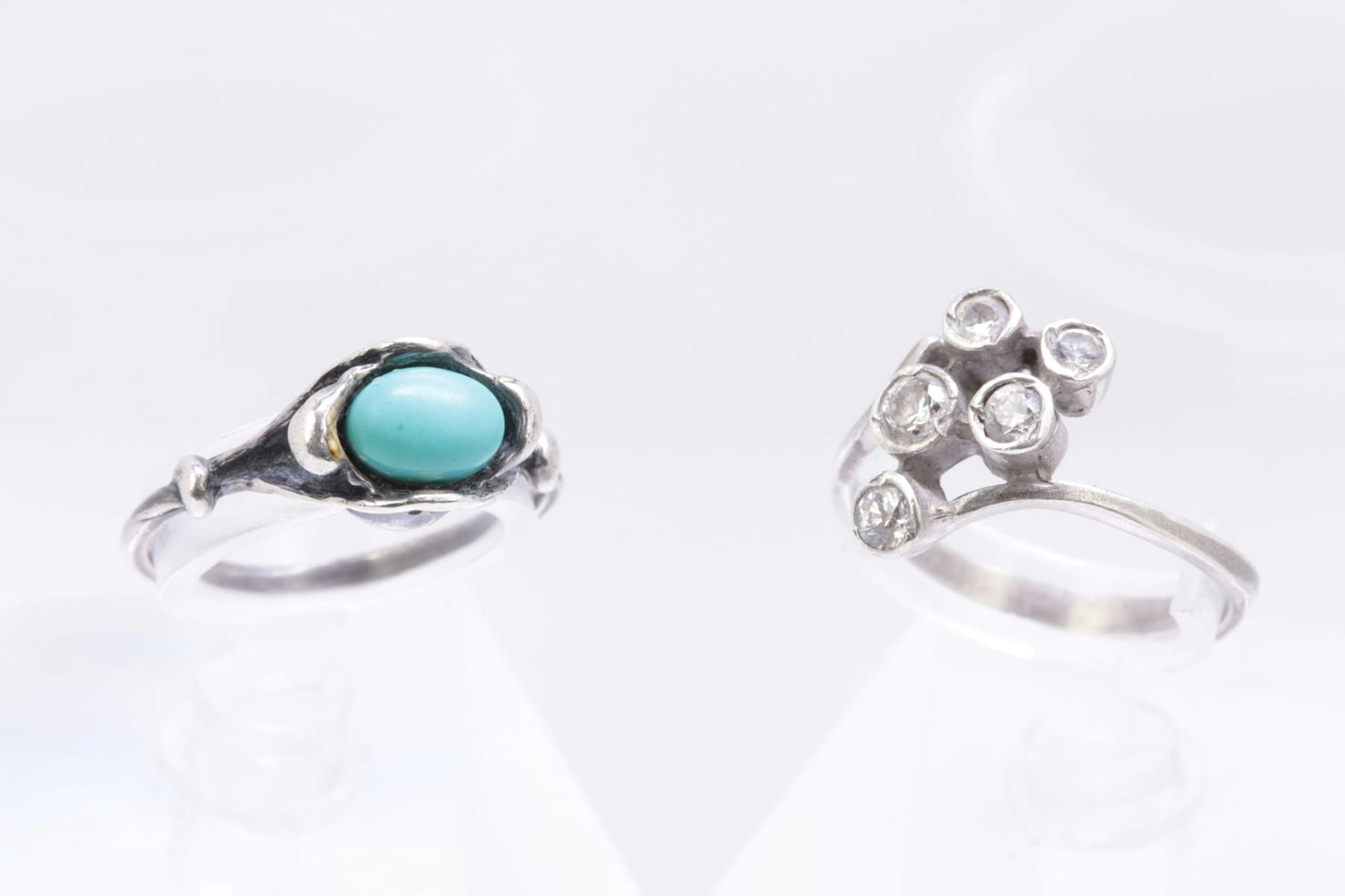 RING med cabochonslipad turkos, samt ring med vita stenar