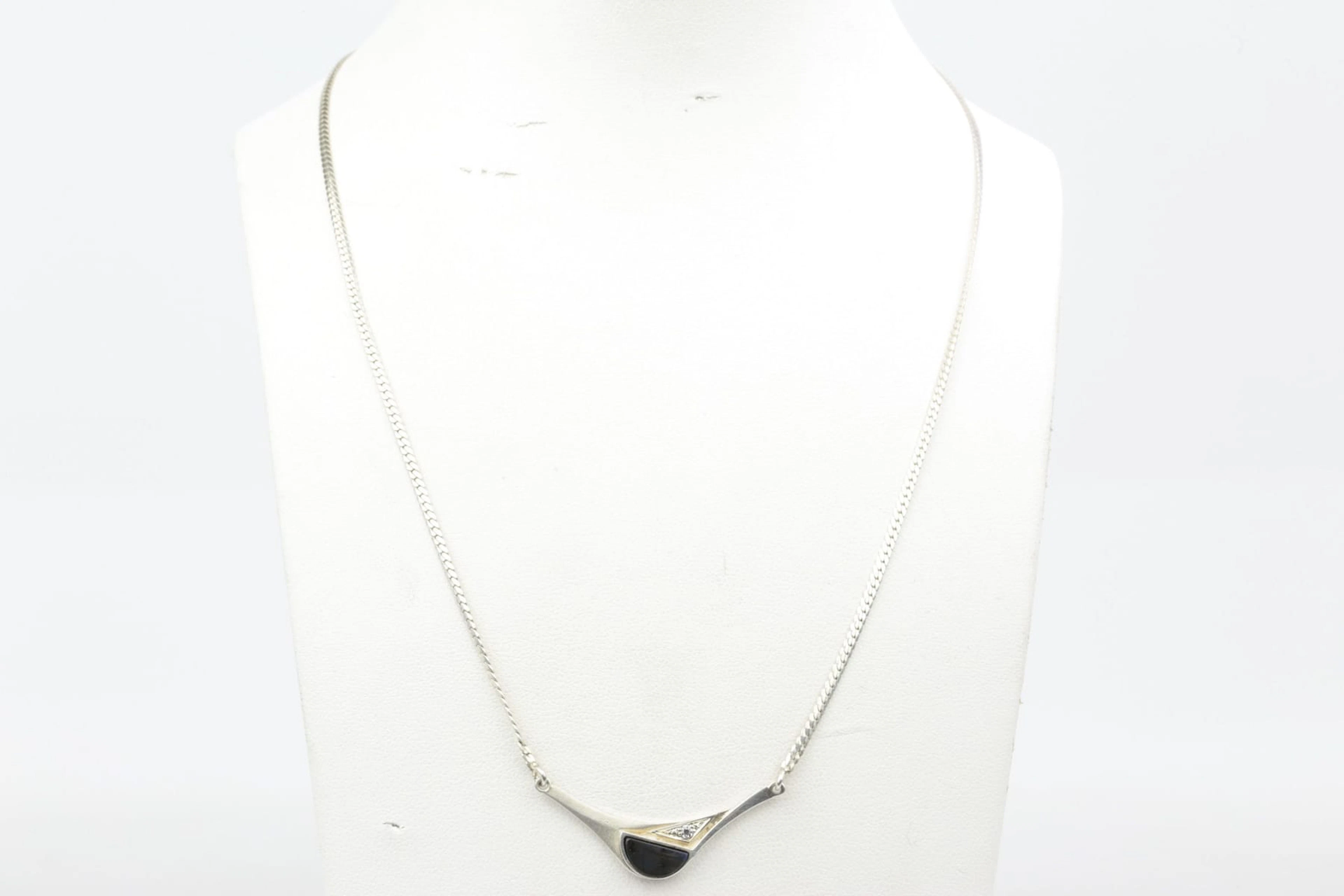 COLLIER med labradorit och vit sten, silver