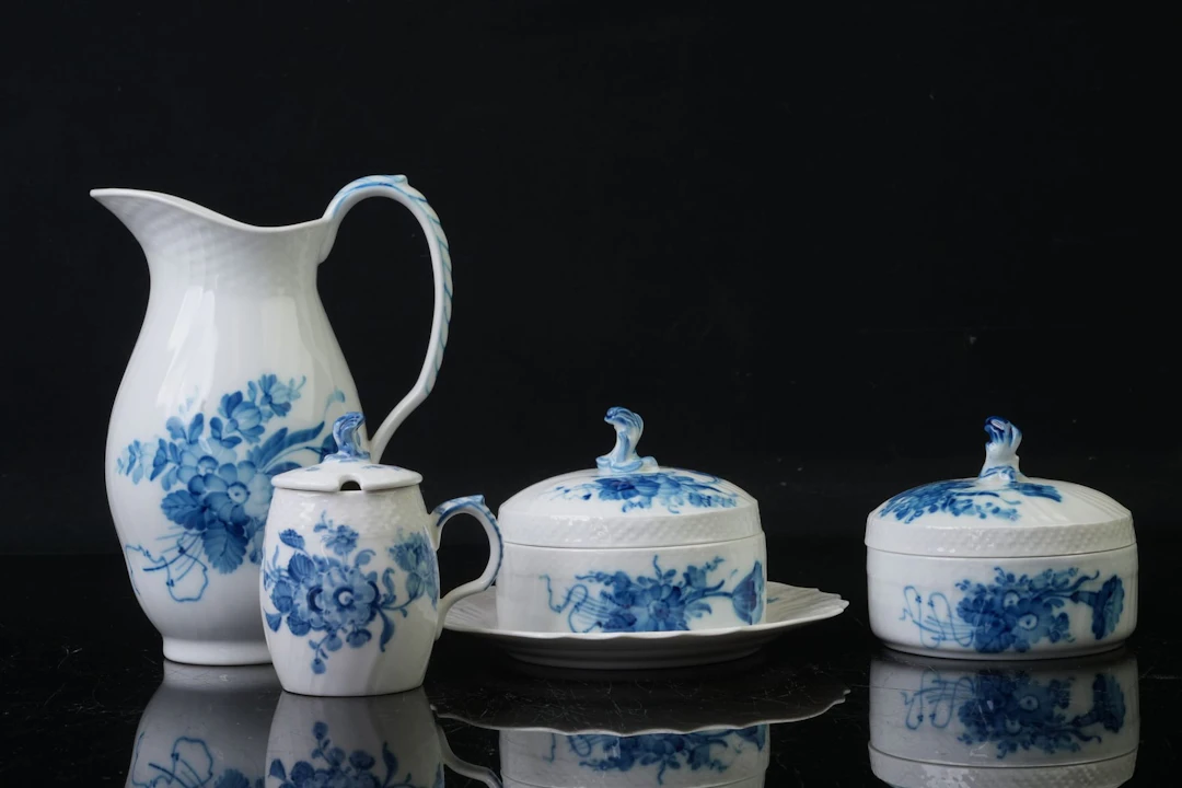 KANNA, cremekopp, samt smöraskar, 2 st, "Blå blomst", Royal Copenhagen