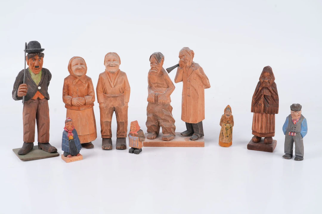 TRÄFIGURER, 9 st, skuret samt bemålat trä