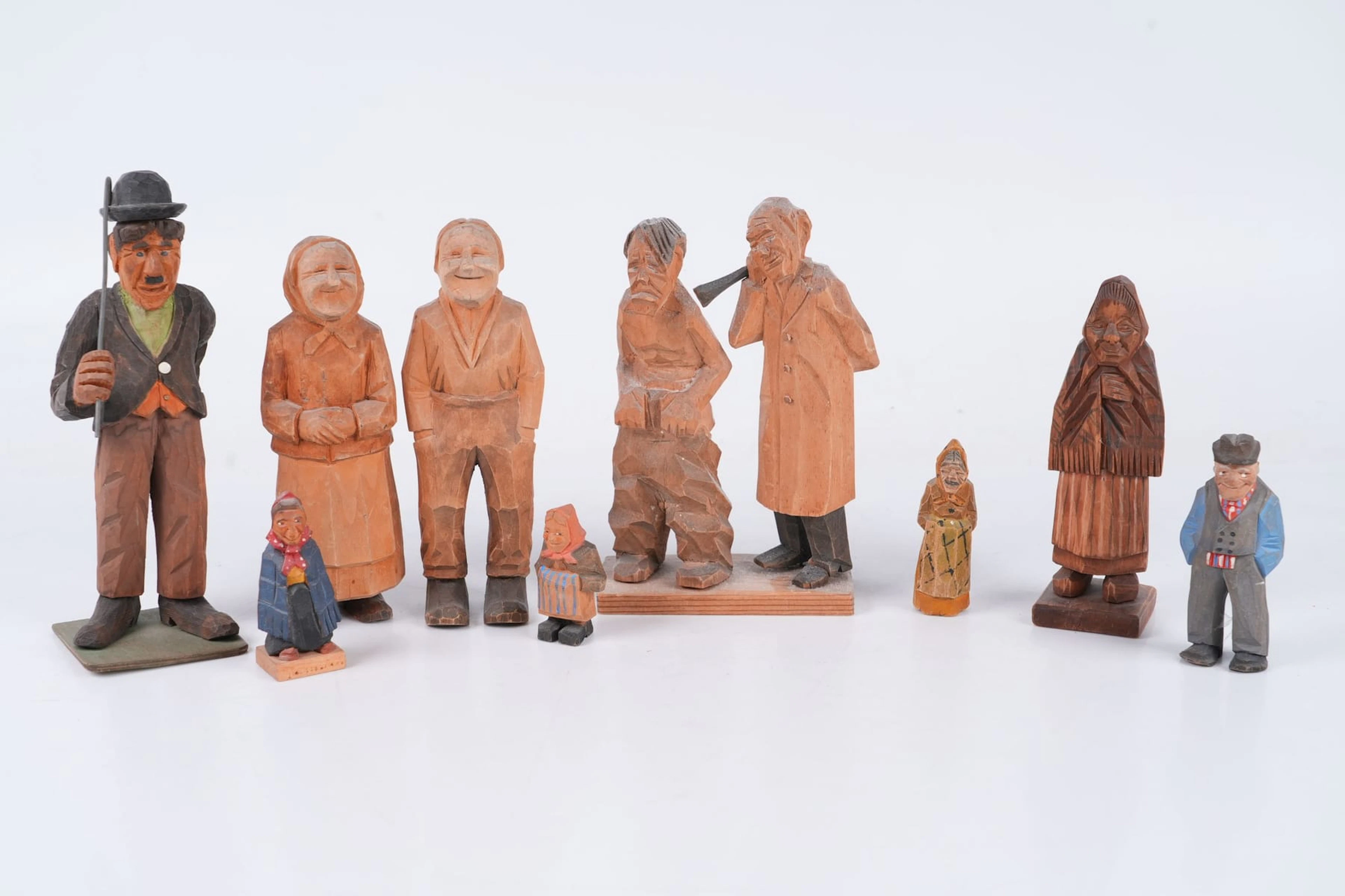 TRÄFIGURER, 9 st, skuret samt bemålat trä